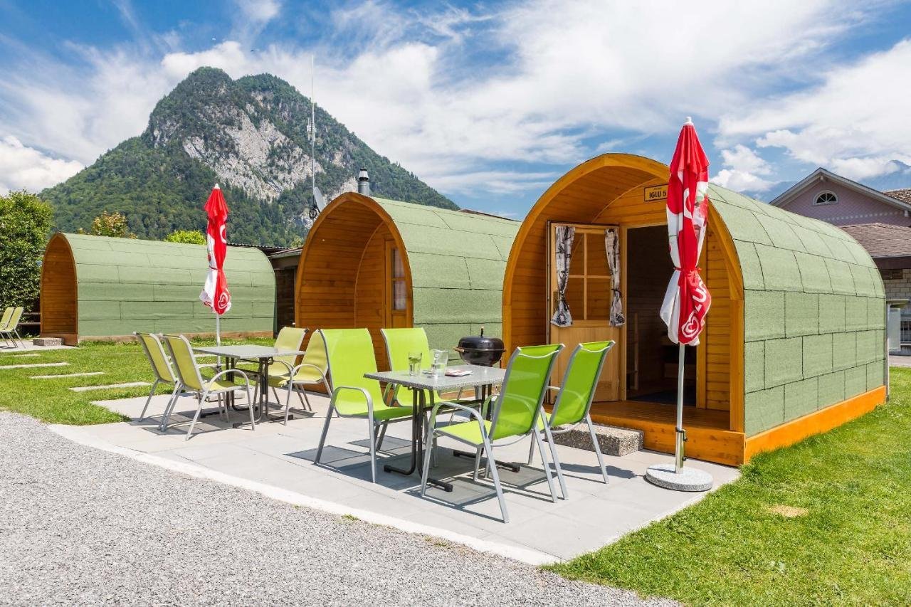 Camping spa. Глэмпинг Домбай. Кемпинг в Швейцарии. Глэмпинг в Швейцарии. Ранчо в Швейцарии.