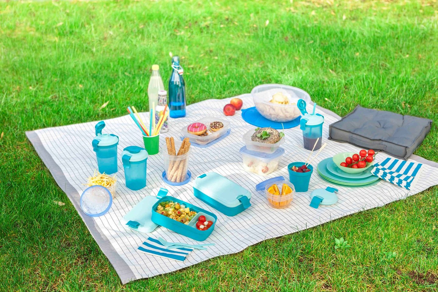 Бумажный пикник. Посуда для пикника. Сервировка стола на пикнике. Пластиковая посуда для пикника. Набор одноразовой посуды для пикника.