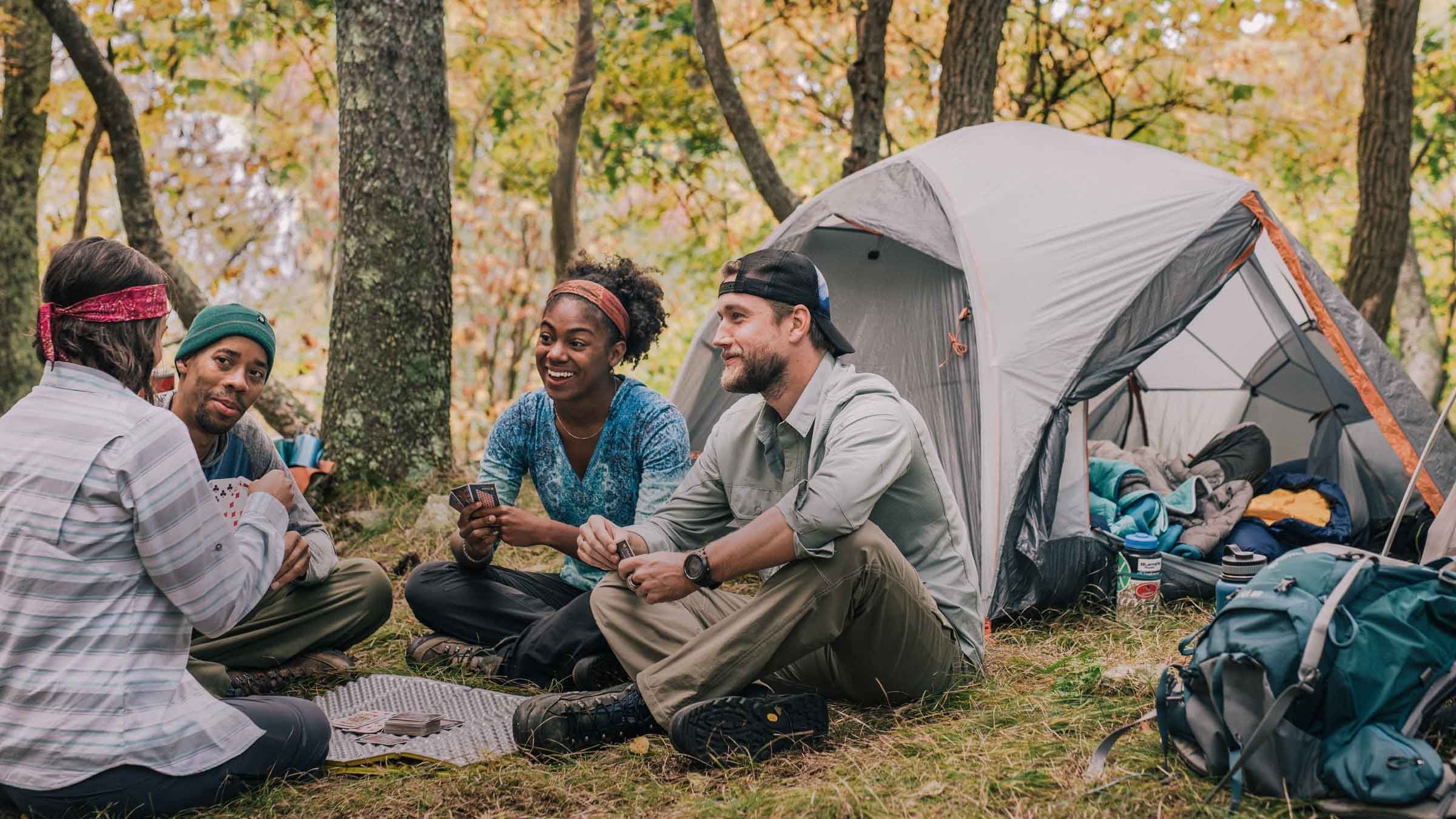 Go camping лагерь. Кемпинг люди. Фестиваль с палатками. Люди кемпинг отдыхают. Компания в походе.