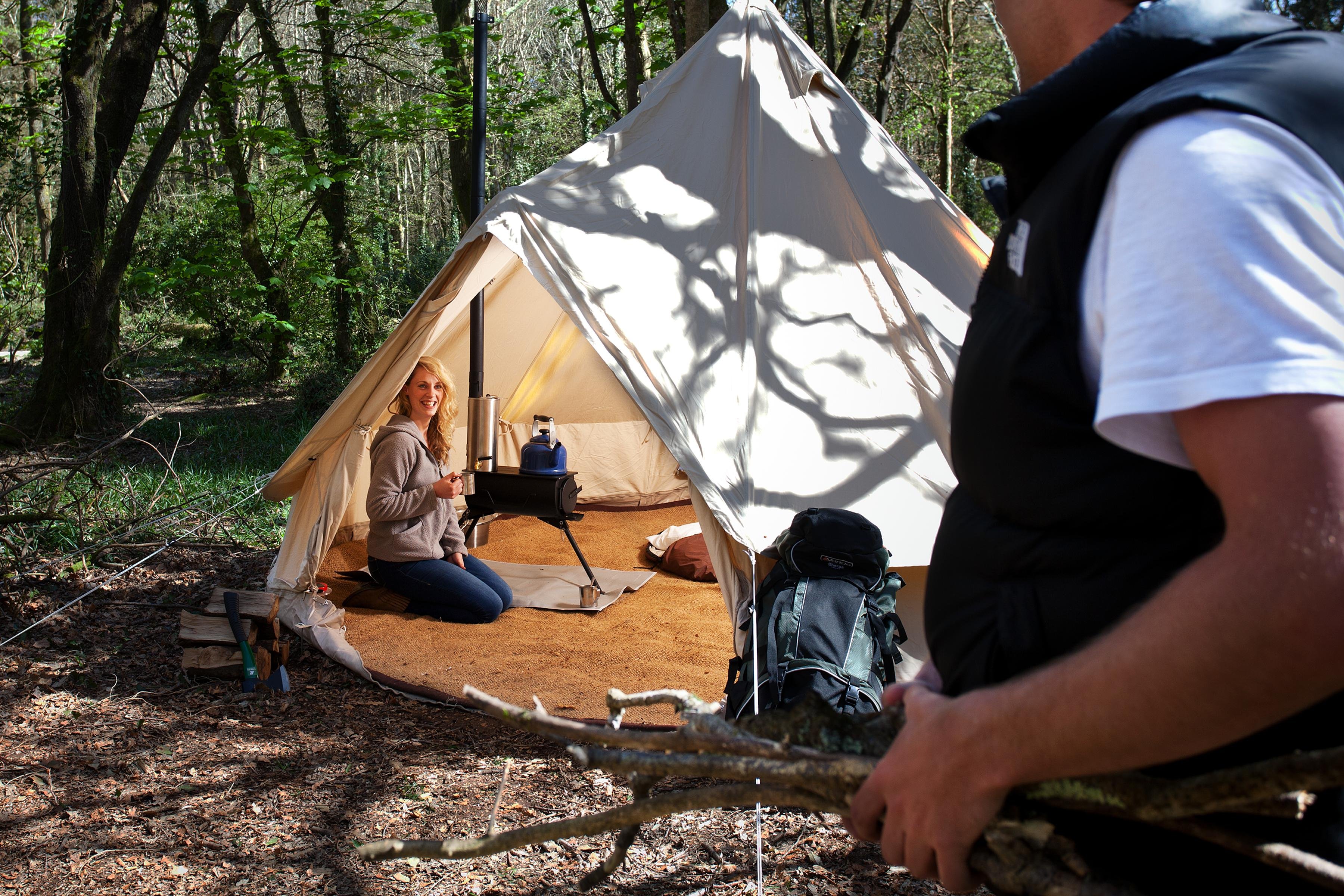 Stave camping. Палатка туристическая с печкой. Кемпинговая палатка с печкой. Печка для палатки. Палатка под печку.