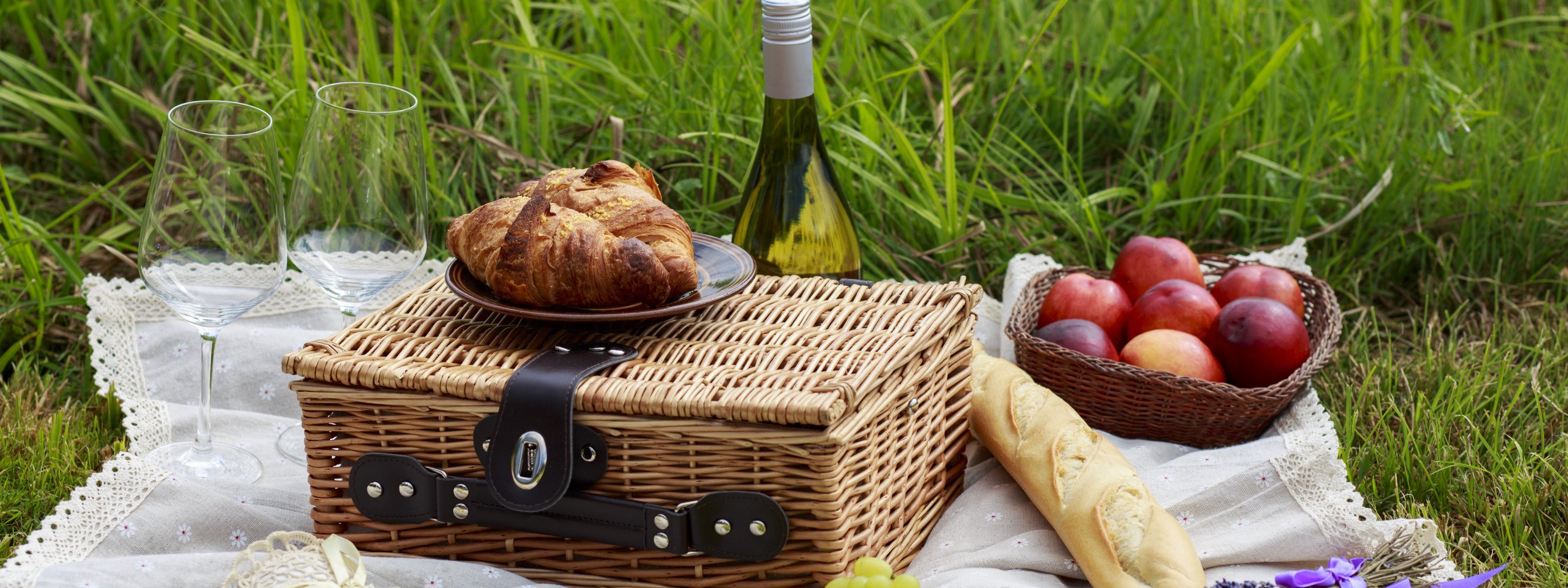 Пикник воды и хлеба. Пикник с вином. Пикник с фруктами. Пикник с круассанами. Пикник с багетом.