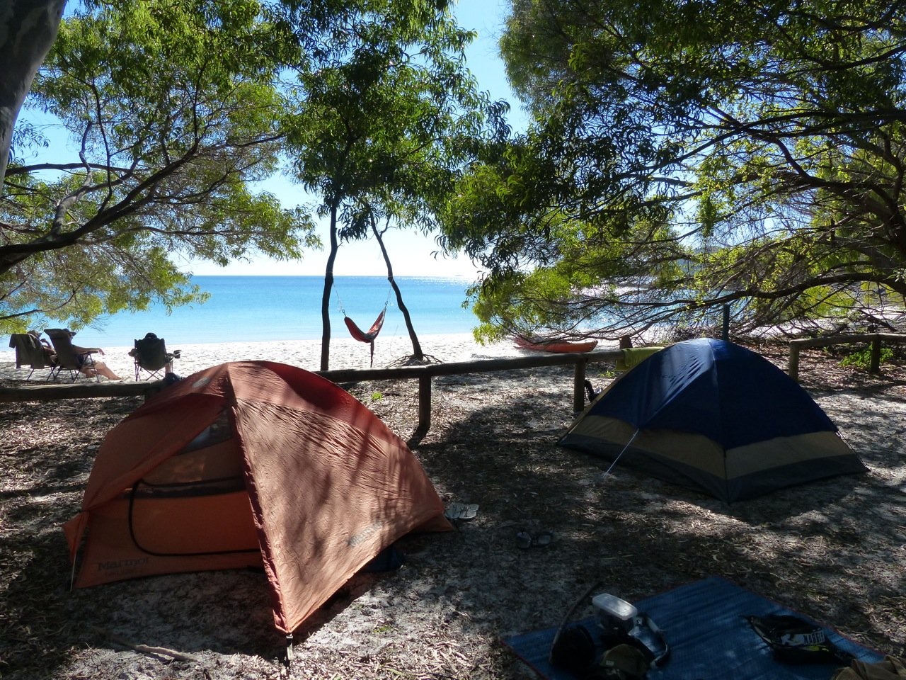 Рейтинг кемпингов. Море Кемп лагерь. Кемпинг в Турции. Автокемпинг у моря. Пляжный палаточный лагерь.