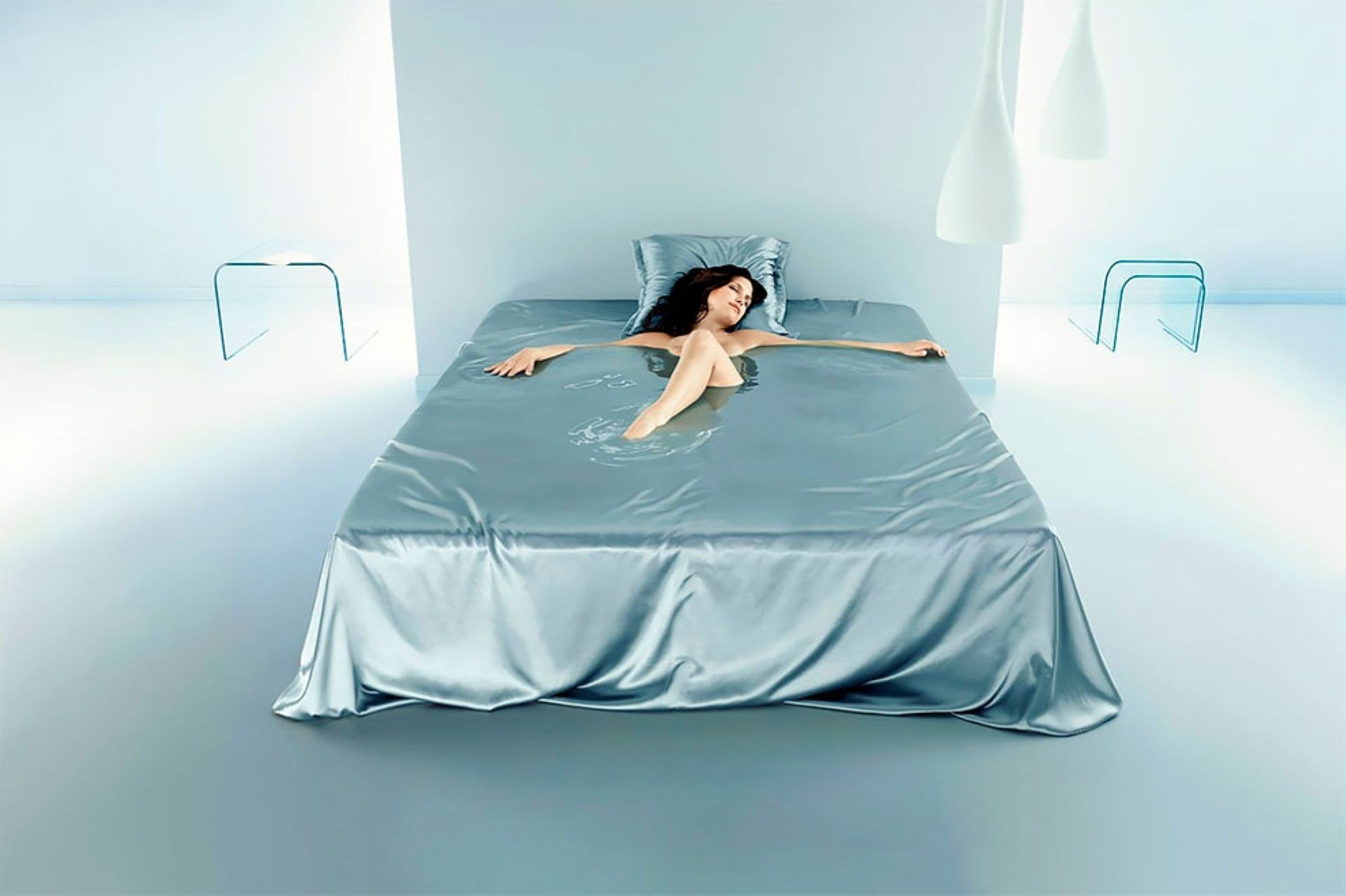 Реклама вибратора. Креативные кровати. Водяной матрас для кровати. Прикольные кровати. Самая удобная кровать.