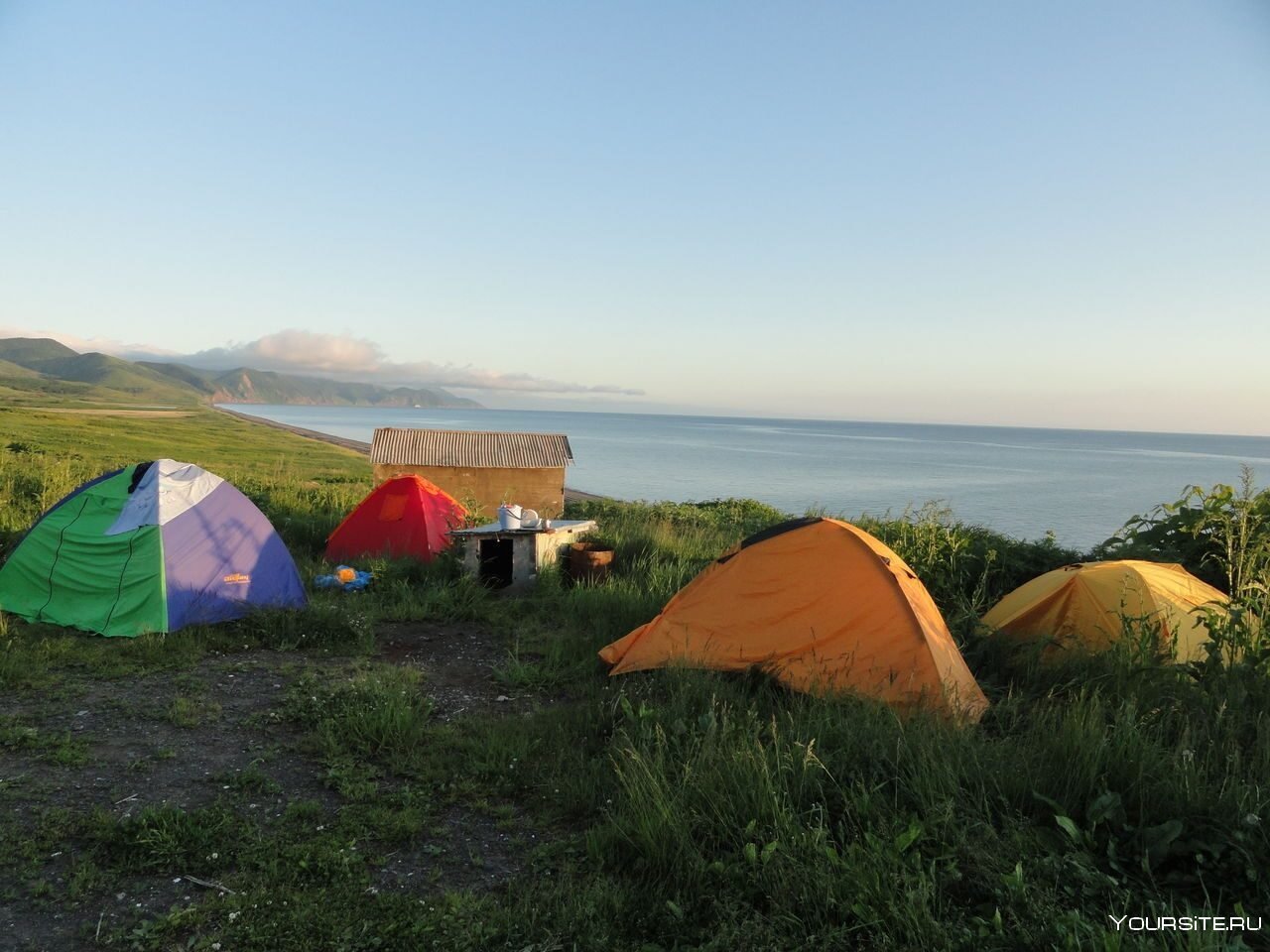 Палатка байкал. Голоустное Байкал в палатках. Большое Голоустное Байкал лагерь. Кемпинг Ольхон. Палаточный лагерь Камчатка.