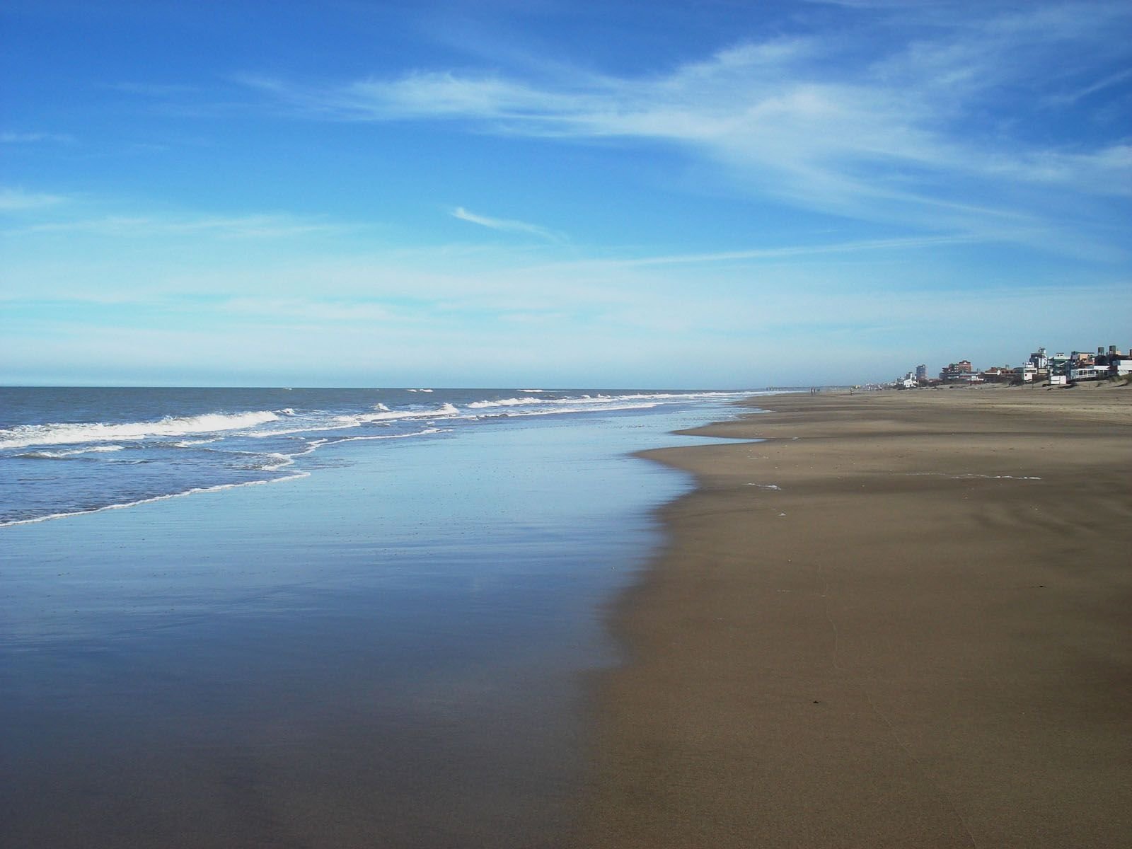 Аргентина моря и океаны. Буэнос Айрес океан. Буэнос Айрес море. Пляж Пинамар Аргентина. Пляжи Аргентины Буона Сайрес.
