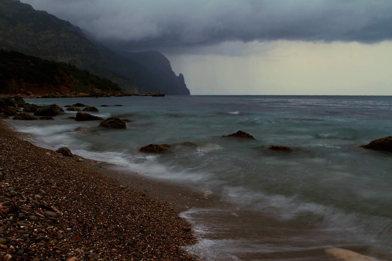 Rain beach. Дождь на море. Черное море. Пасмурный пляж. Дождливый пляж.