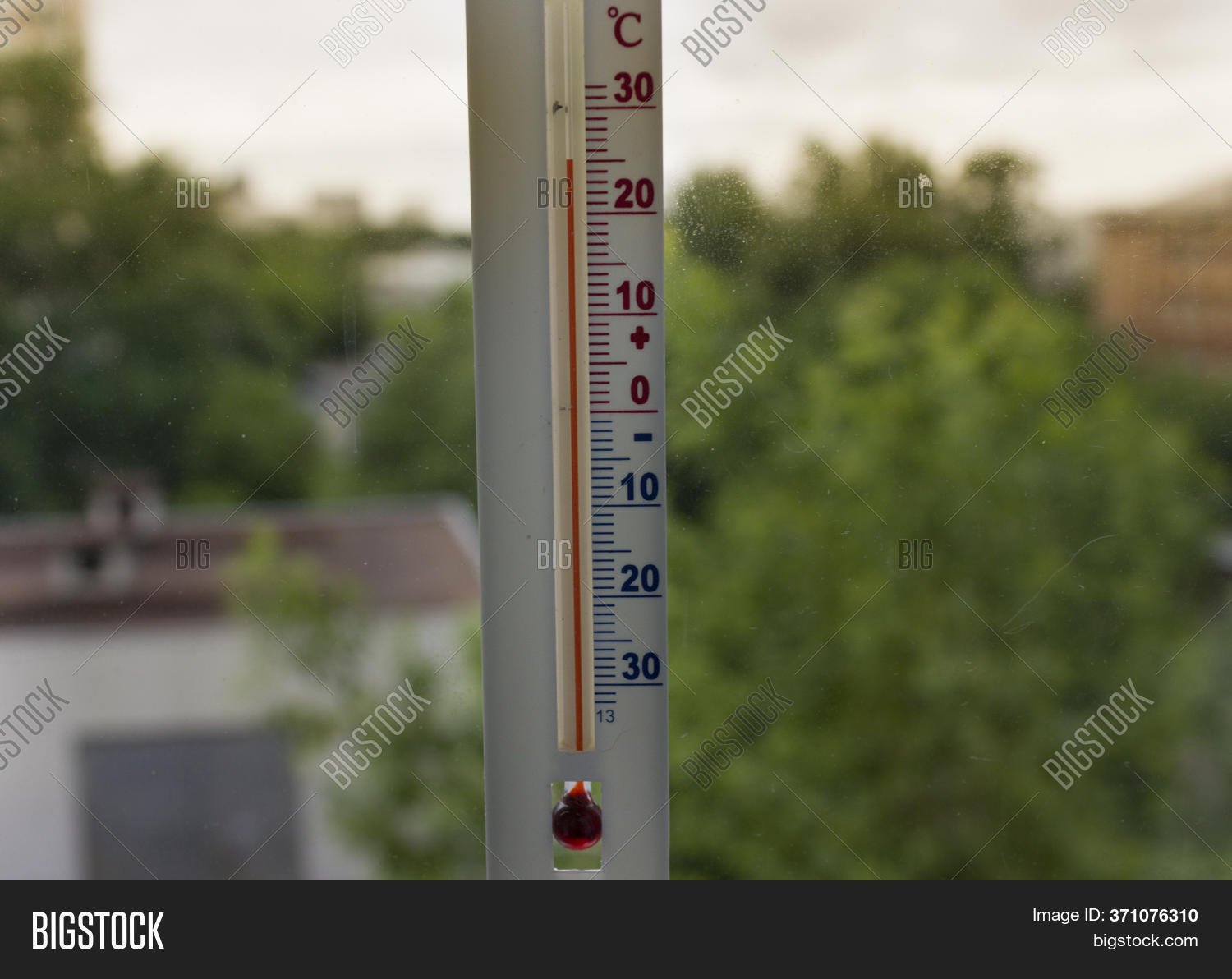 Температура на улице 0. Термометр 20 градусов поместили стеклянный. Термометр для улицы. Градусник с температурой на улице. Градусник уличный.