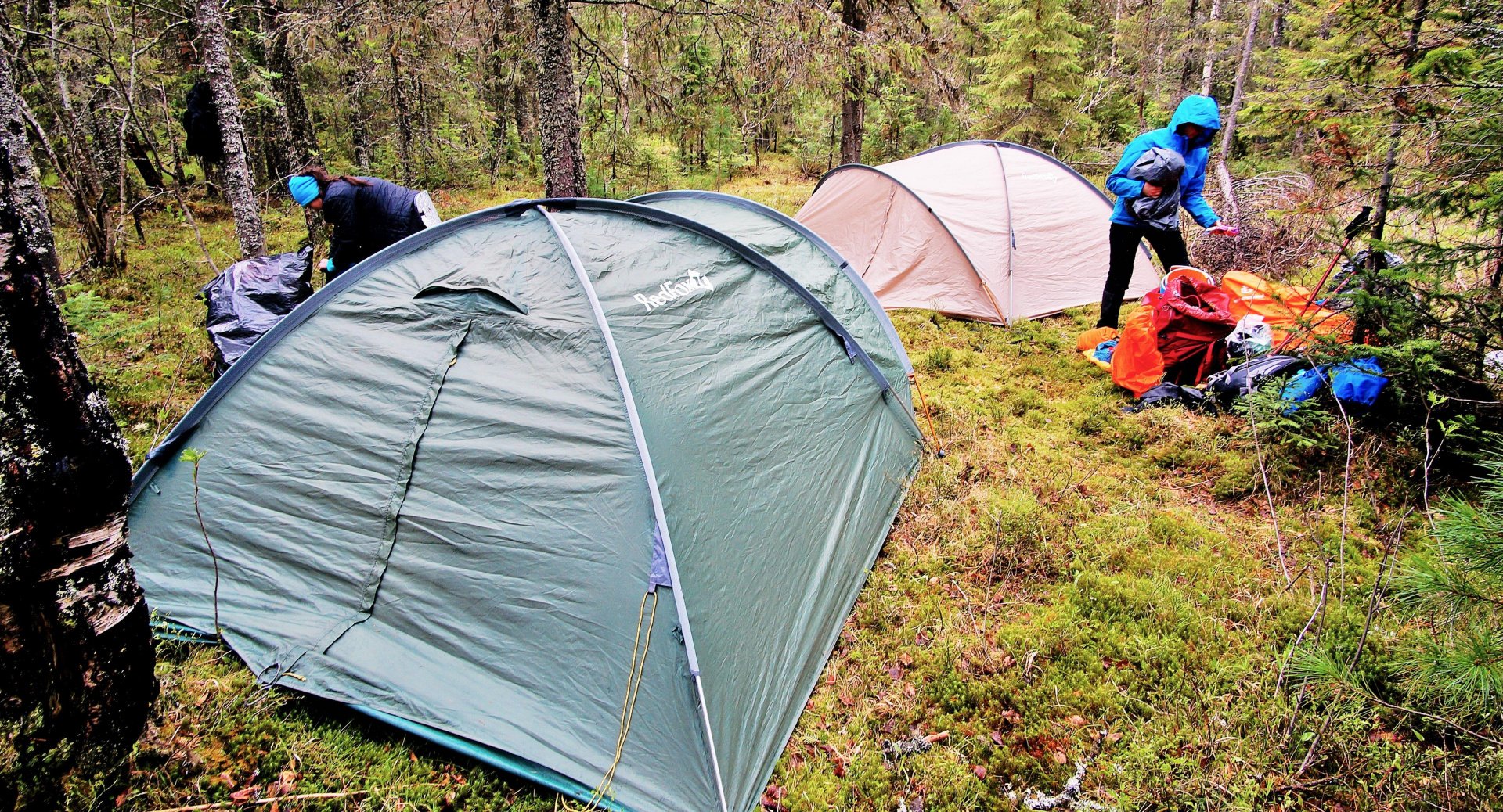 Как выбрать палатку туристическую. Поход с палатками. Место для палатки. Место под палатку. Туристическая зона палатки.