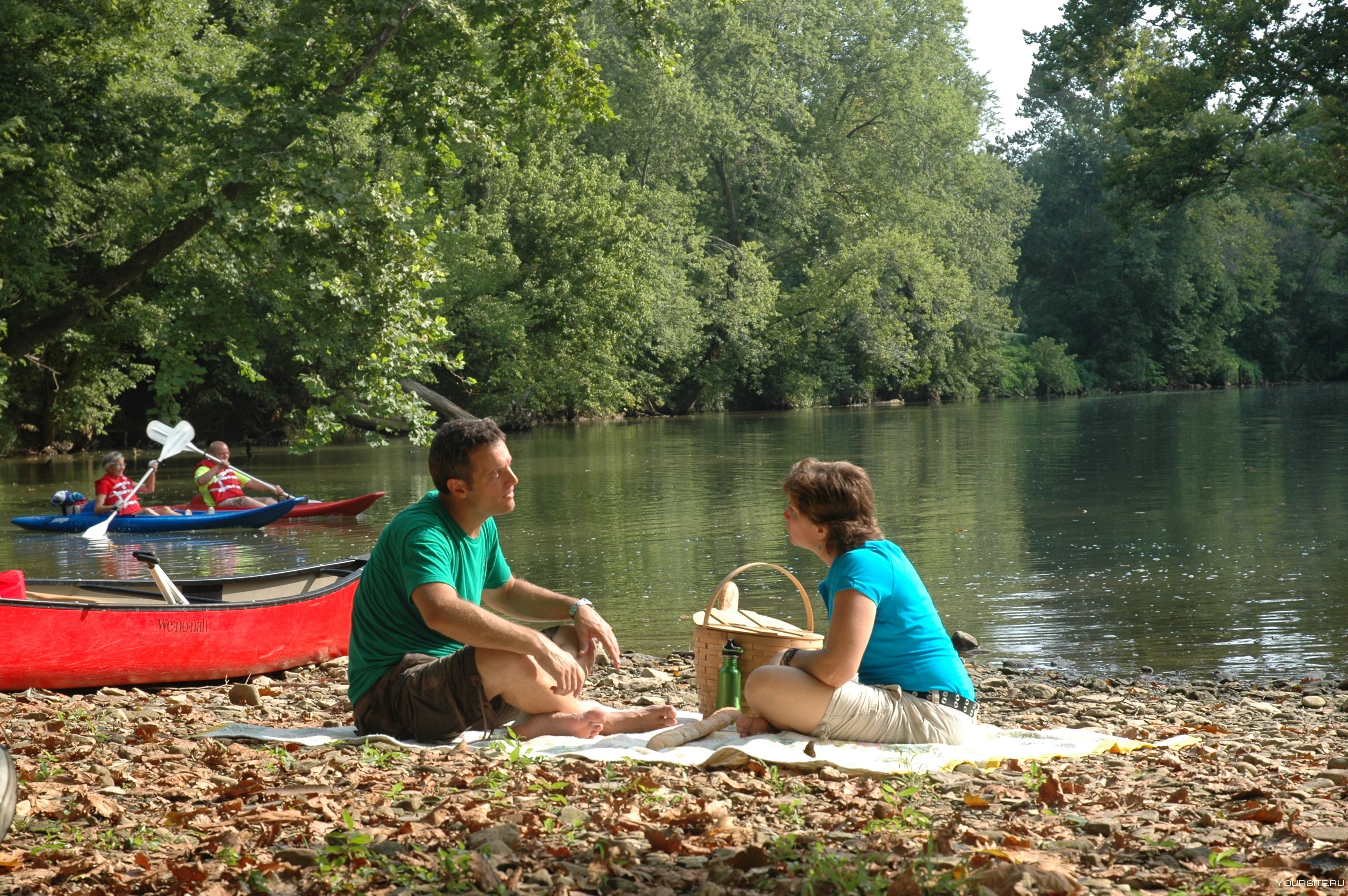 Туристы отдыхают на озере