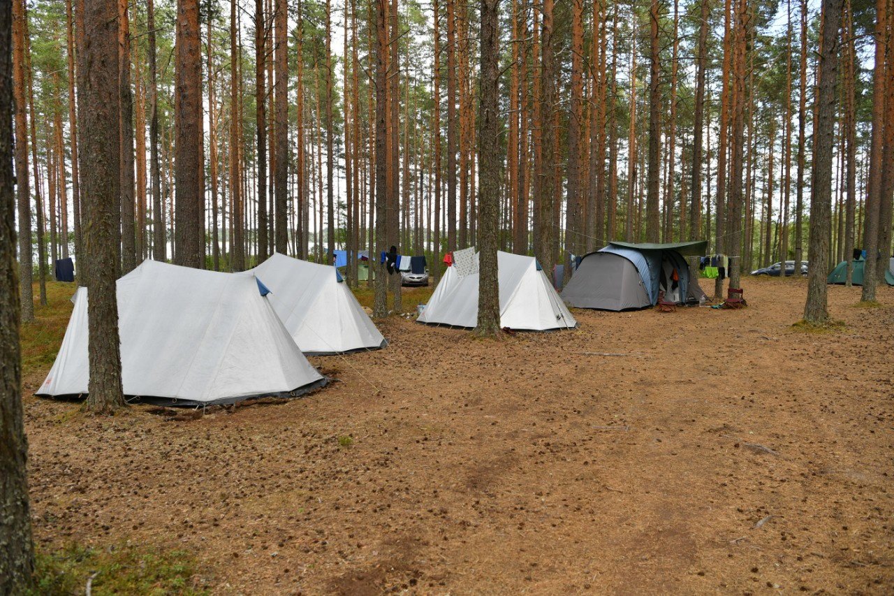Tourist camp. Палаточный лагерь Сямозеро. Сямозеро Карелия с палатками. Сямозеро с палаткой. Лагерь туристов.