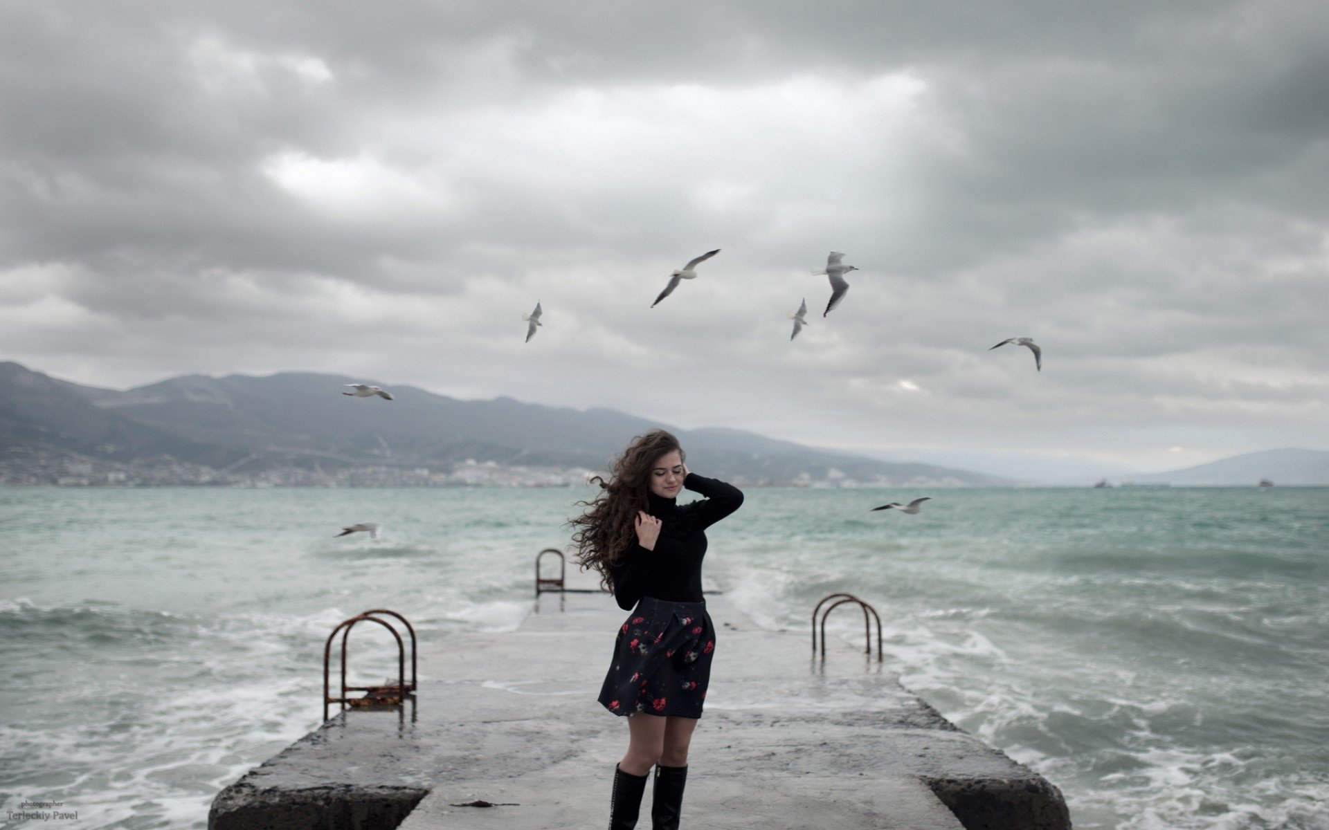 Мысли шторм. Девушка море ветер. Девушка у моря зимой. Девушка море Чайки. Осень море девушка.