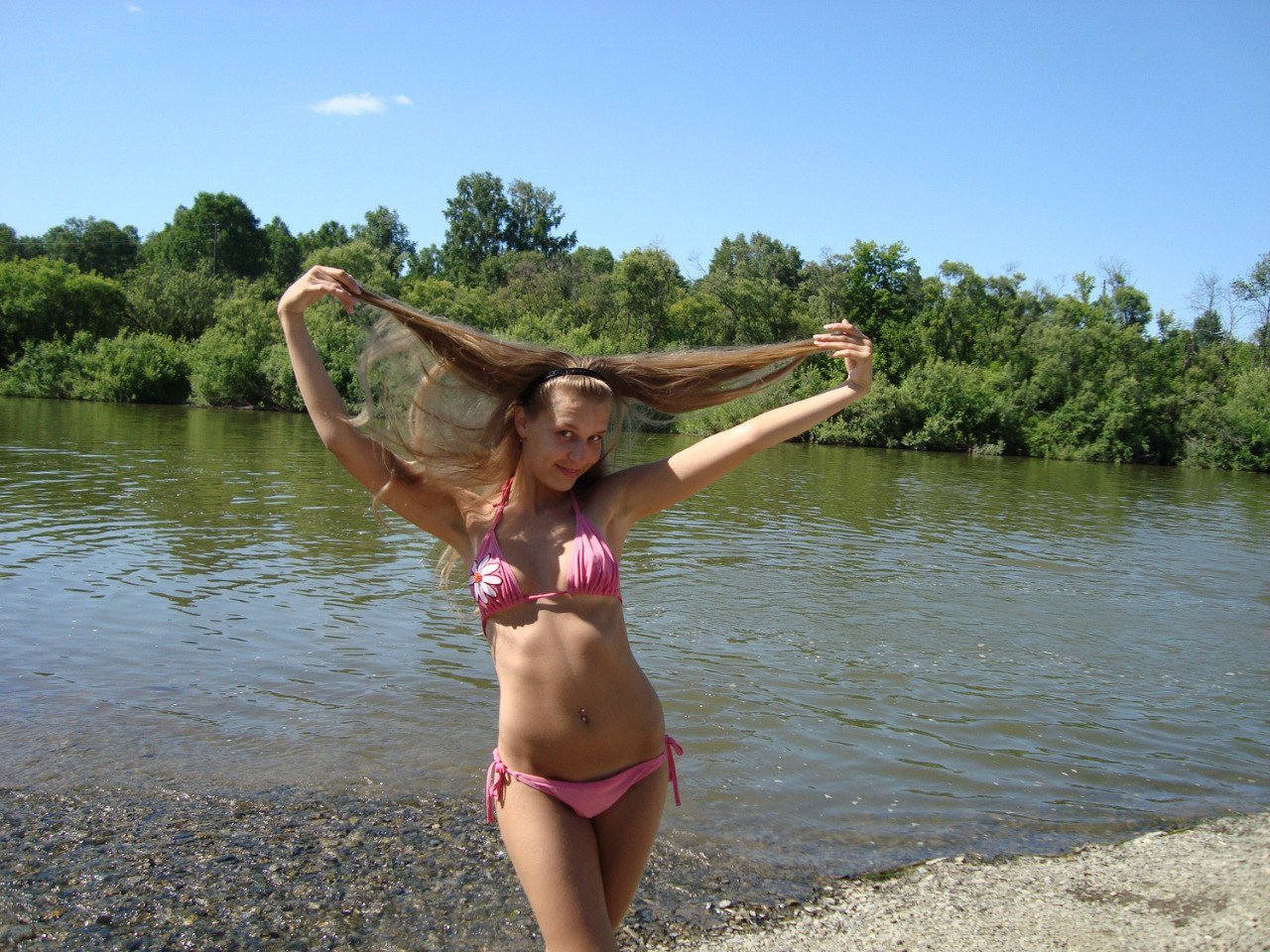 Толстая на речке. Девчонки на речке. Юные. На реке. Русские девушки в купальниках на речке.