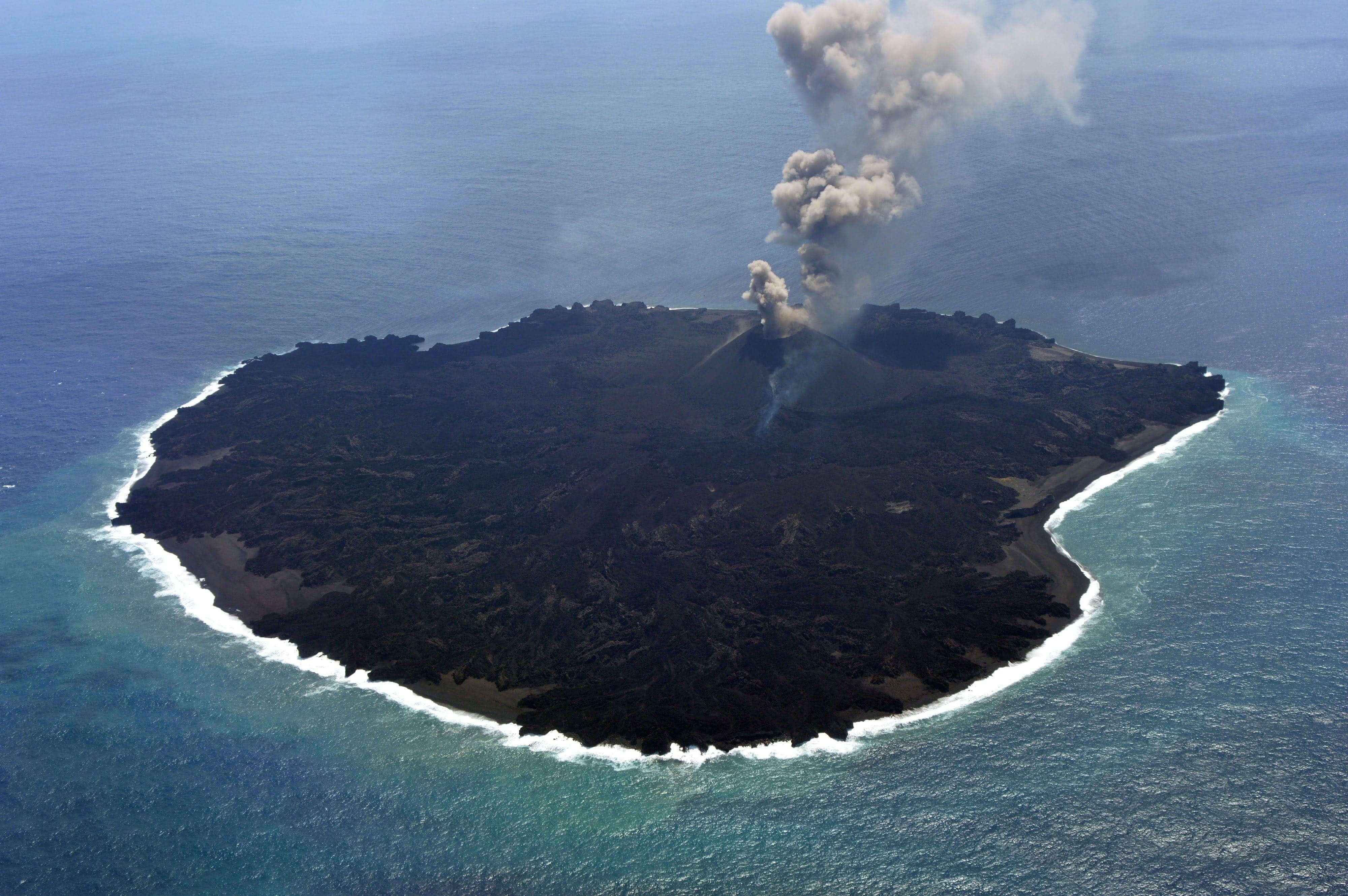 Вулканический остров в тихом океане. Остров Миякедзима, Япония. Вулканический остров Миякедзима. Адамс (подводный вулкан). Остров баррен.