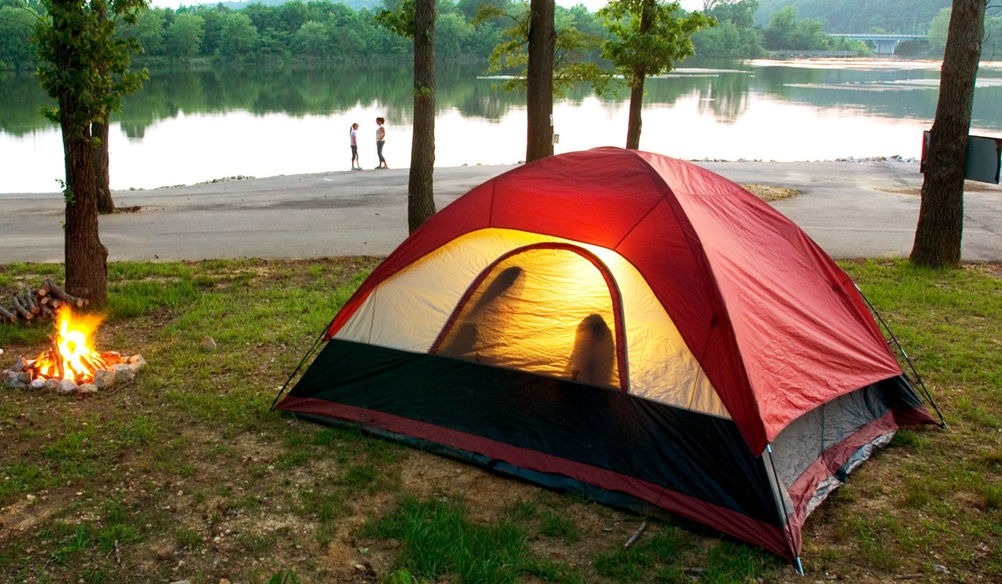 Camping в подмосковье. Торбеево озеро кемпинг. Манжерок кемпинг палатки. Озеро Манжерок палаточный городок. Торбеево озеро палаточный лагерь.