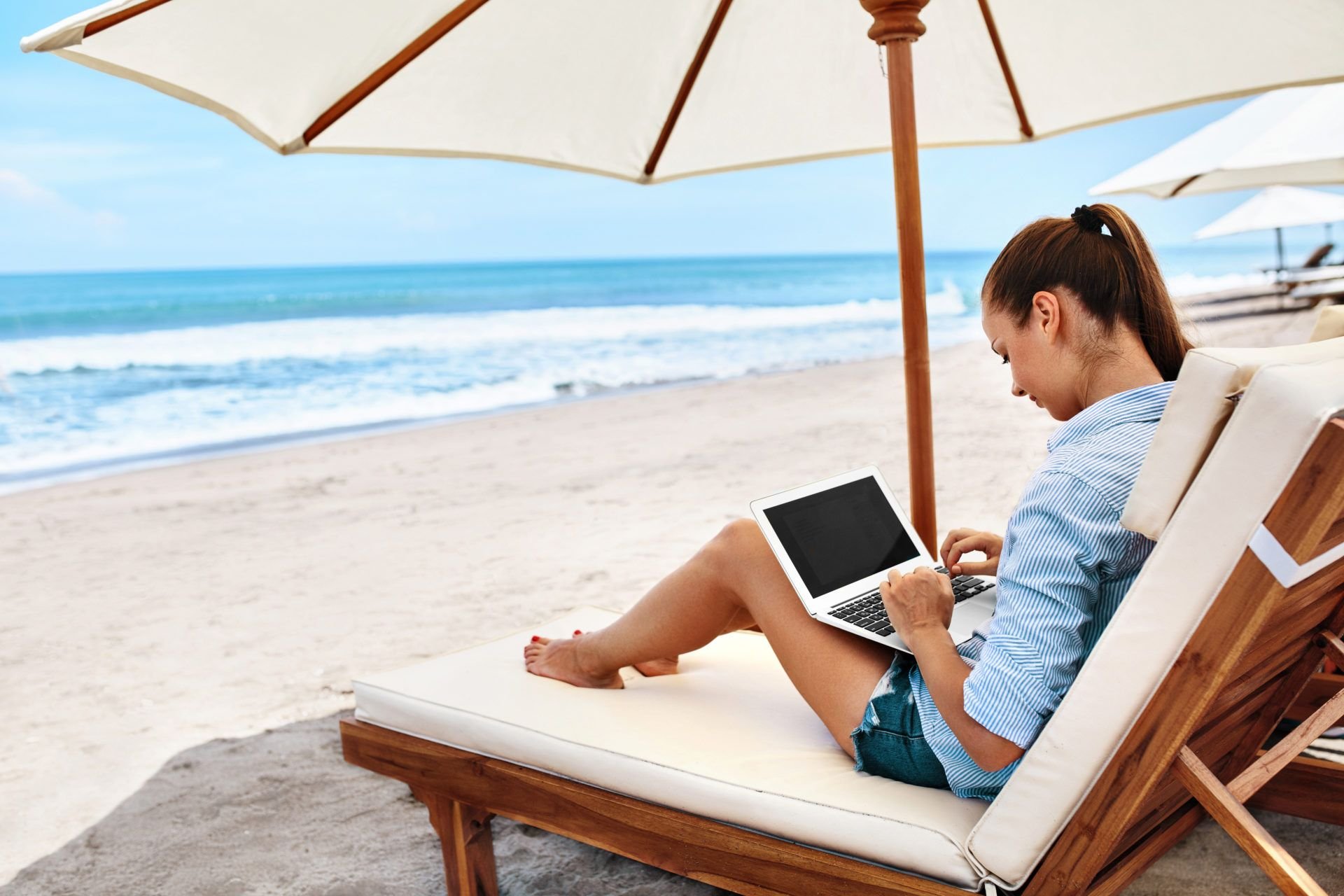 Управление из любой точки. С ноутбуком на пляже. Девушка с ноутбуком на море. Девушка с ноутбуком на пляже. Девушка с ноутом на море.