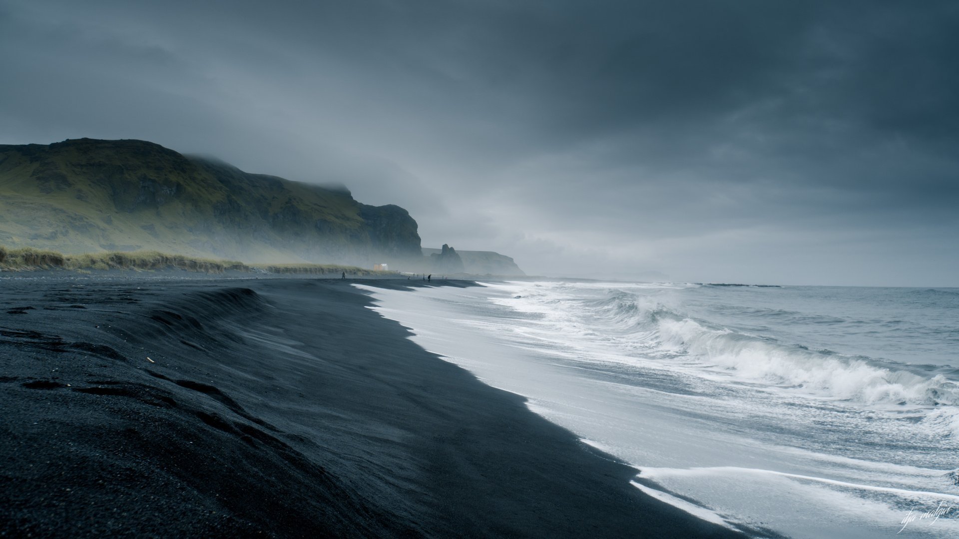 Берег океана в шторм. Исландия Атлантический океан. Рейнисфьяра Исландия. Исландия Атлантический океан берег. Исландия океан черный песок.