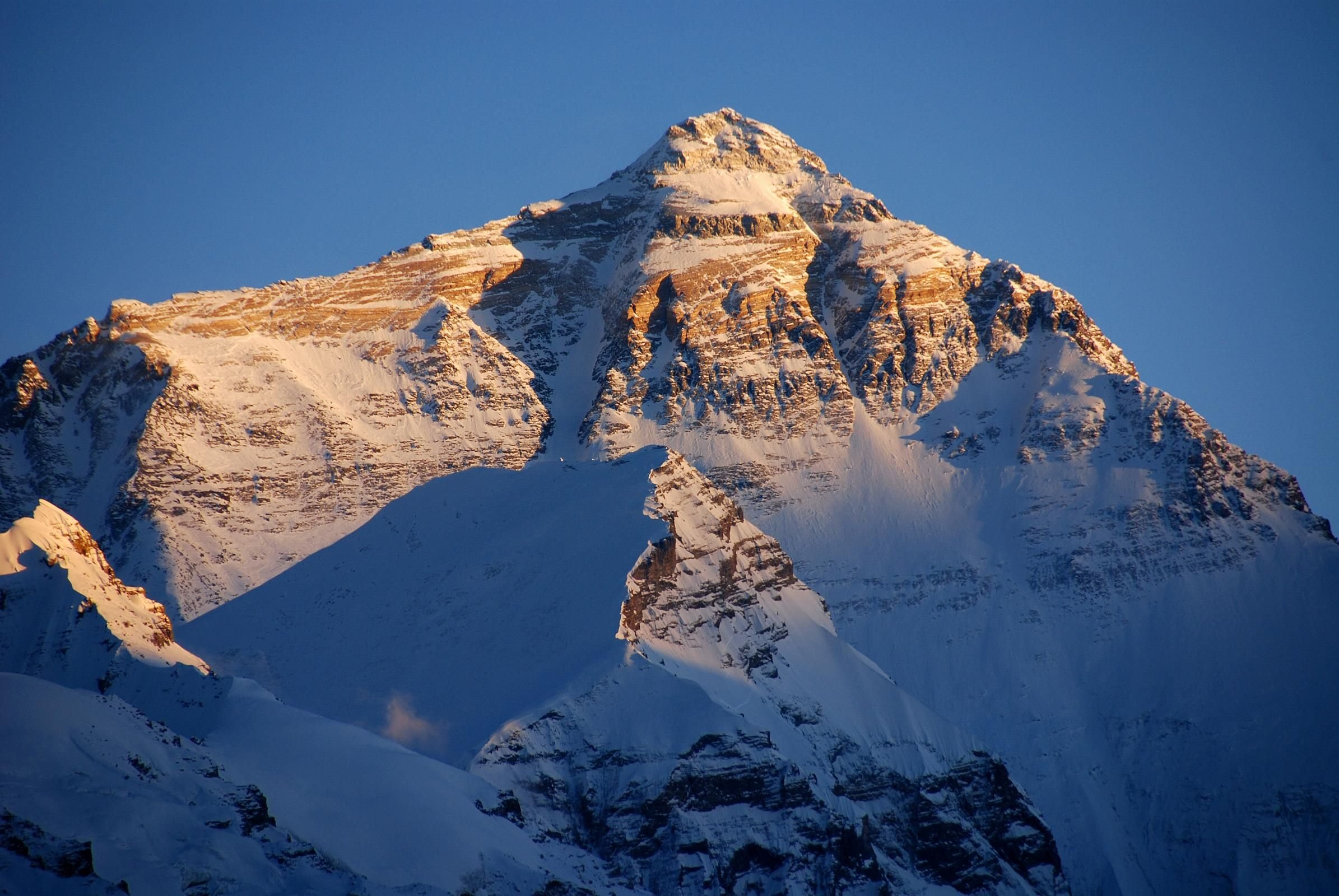 Картинки высокие горы. Гора Эверест(Джомолунгма). Гора Эверест 8848 м. Тибет вершина Эверест. Непал Джомолунгма.