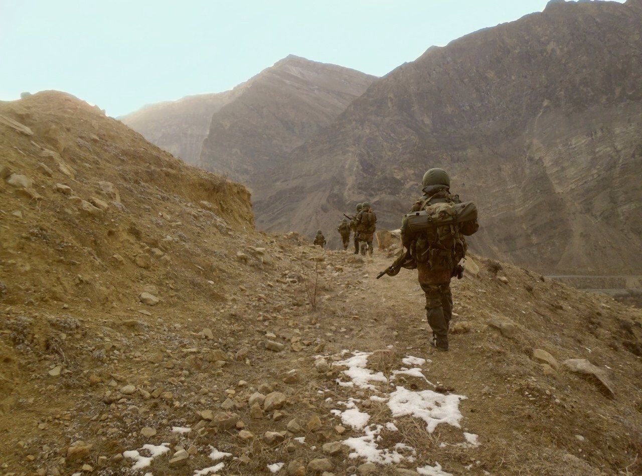 И где для меня и где засада. Спецназ в горах Чечни. Спецназ гру в Чечне. Горы Афгана Чечни. Военные в горах.