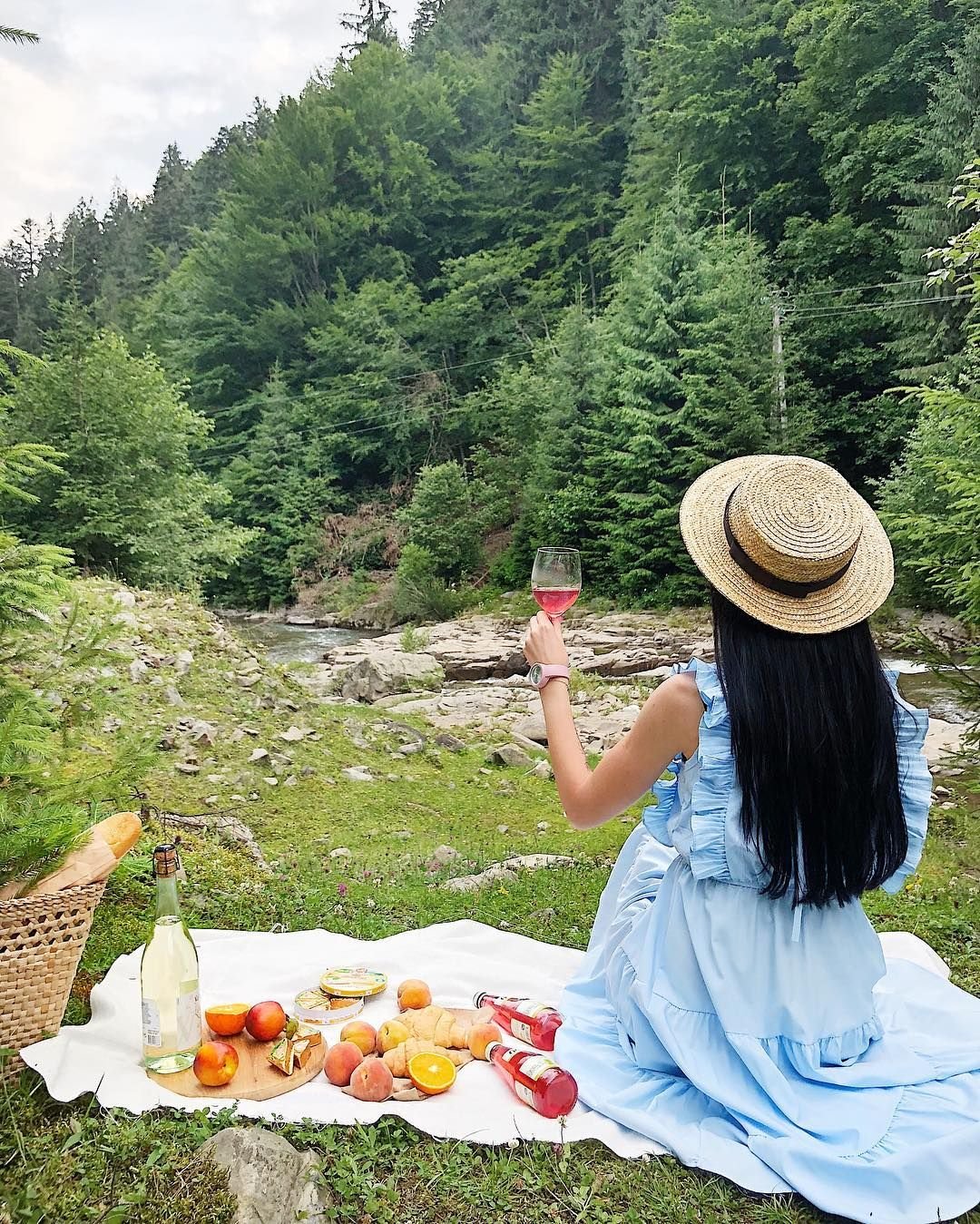 Мир пикника. Пикник в Абхазии. Пикник в горах. Фотосессия пикник в горах. Девушка на пикнике.