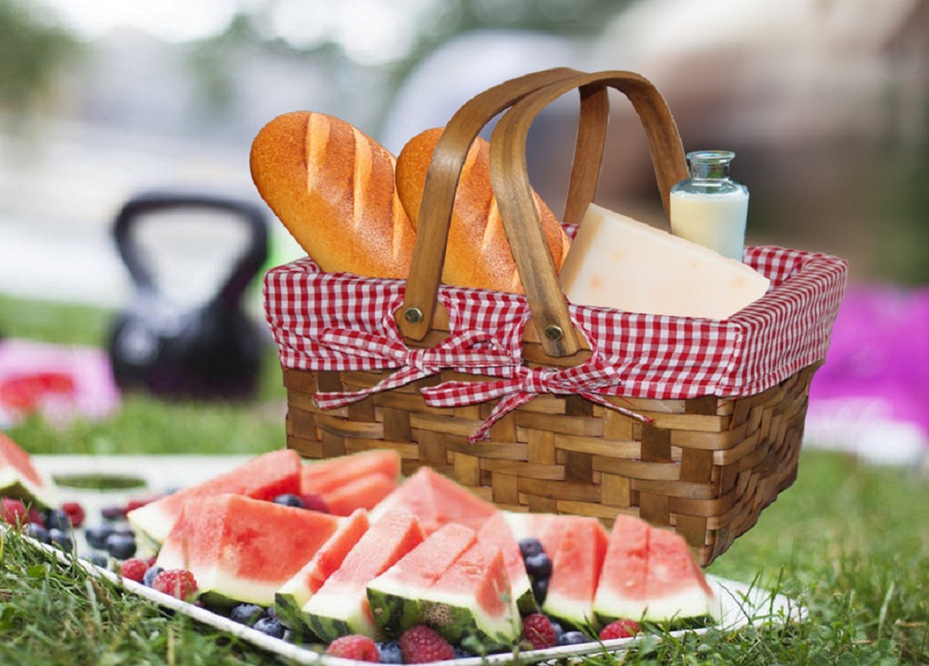 Доставка пикника. Корзина для пикника. Корзина на пикник с продуктами. Корзинка для пикника на природе. Корзина для пикника с едой.