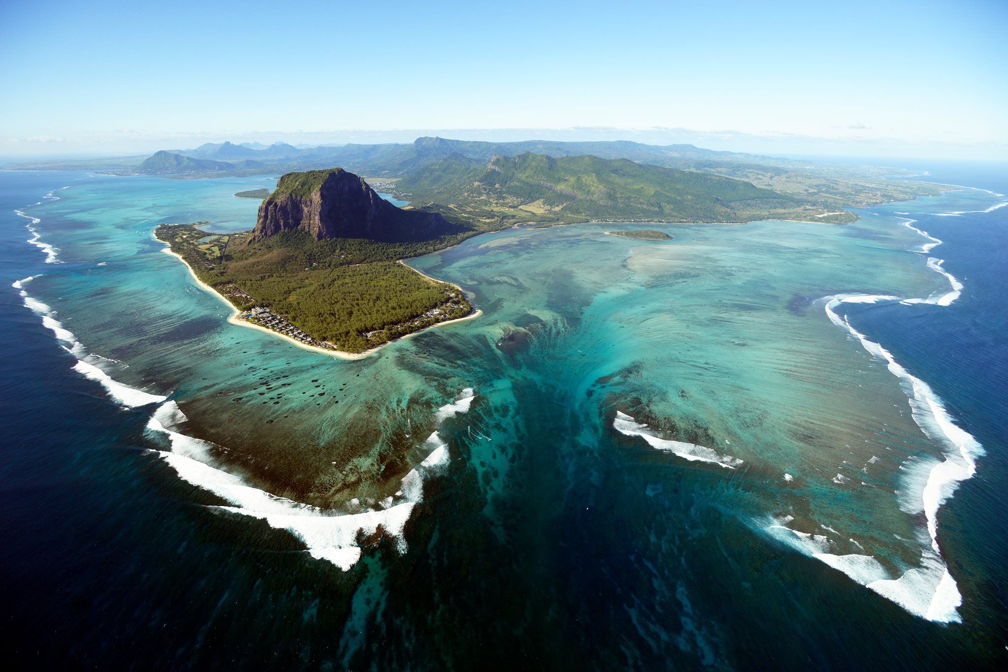 Атлантический океан самый большой остров. Леморн, Маврикий. Леморн Брабант Маврикий. Ле Морн Брабан водопад. Ле-Морн-Брабан, остров Маврикий.