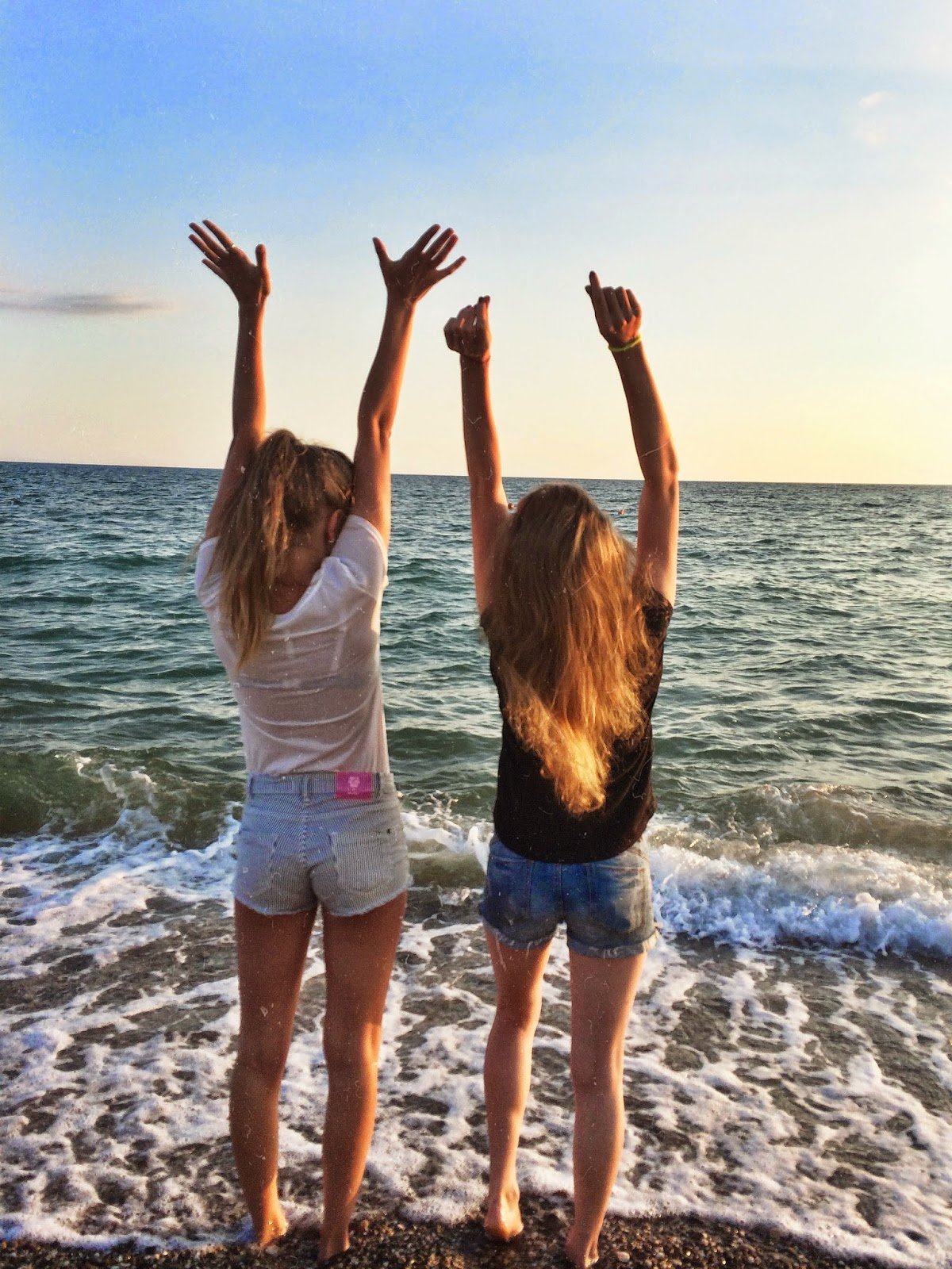 Лето для подростков 15 лет. Две подруги на море. Подружки на море. Лучшие подруги на море. Две девчонки на море.