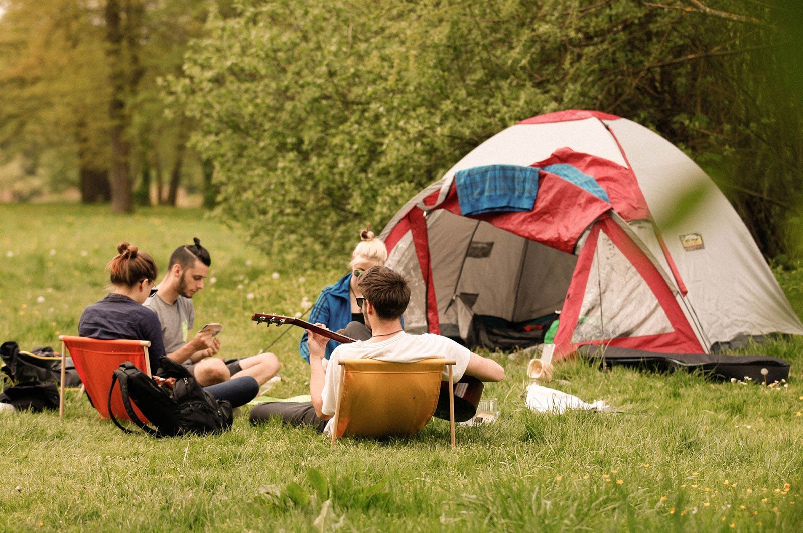Camping men. Chair на природу. Сиденье для пикника. Пикник на природе палатка стул. Пикник на природе с раскладной мебелью.
