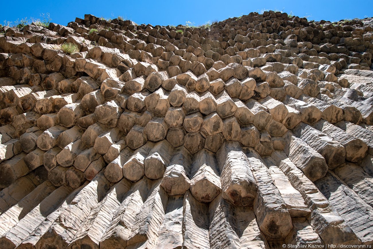 Базальтовые дельты. Скалы "базальтовые столбы" Армения. Гарни базальтовые столбы. Столбчатый базальт. Гарни Армения скалы.