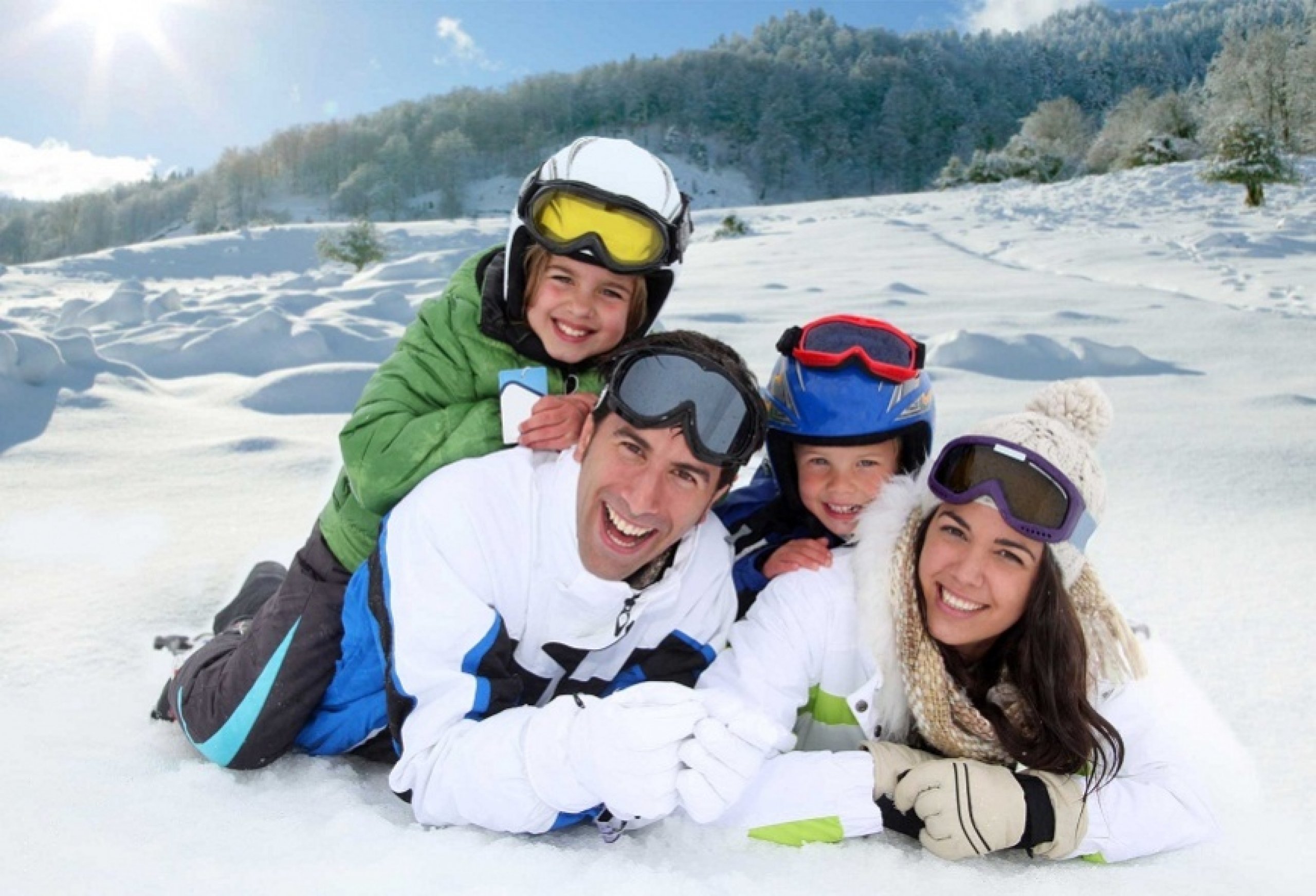 Катание на горнолыжном курорте. Путешествие с семьей. Семья в горах. Путешествие всей семьей. Семья на горных лыжах.