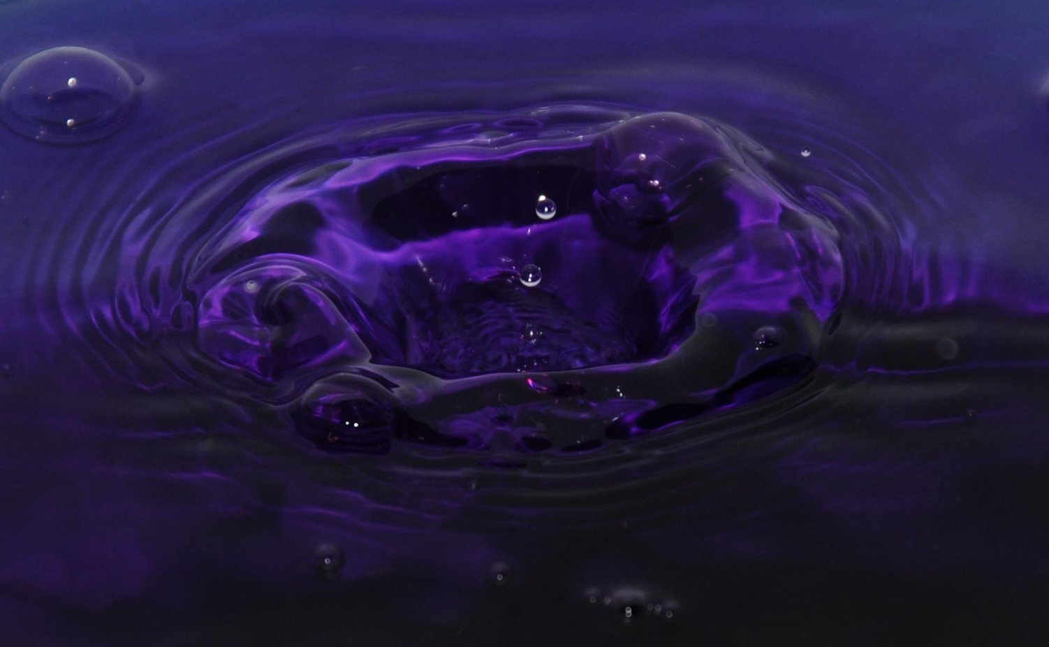 Фиолетовая вода почему. Фиолетовая вода. Бездна. Фиолетовая бездна. Фиолетовая вода Эстетика.