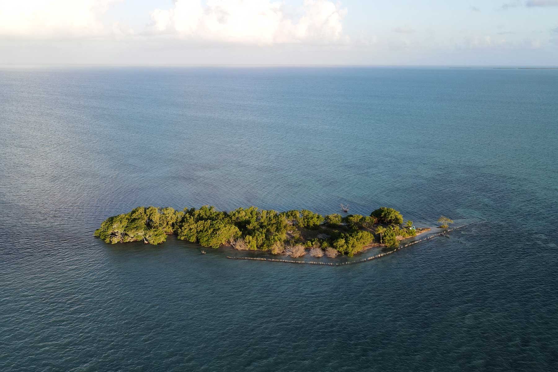 An island off the coast. Необитаемые острова Карибского моря. Остров Манитулин. Необитаемый остров в черном море. Безлюдные острова в Карибском море.