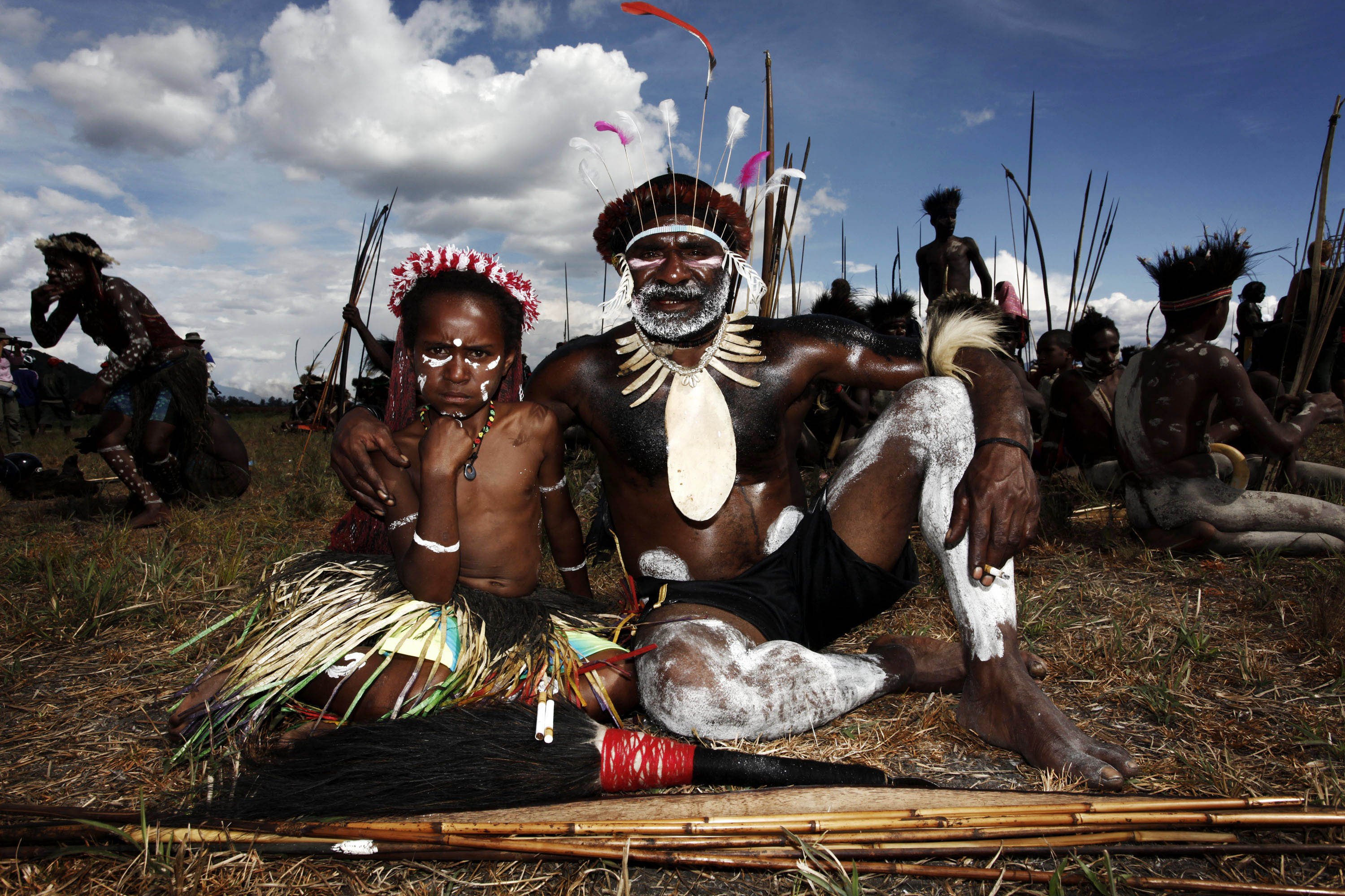 Дух племени. Племя яли в новой Гвинеи. Племя яли, Папуа — новой Гвине. Племена Папуа новая Гвинея каннибалы. Индонезия племя людоедов яли.
