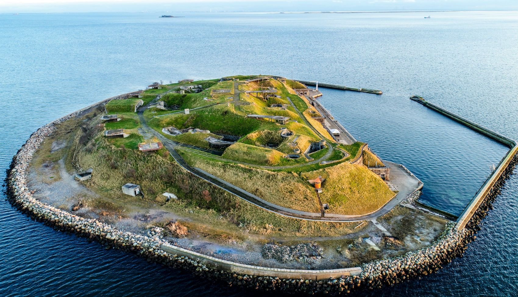 Остров конкой. Остров спрогё в Дании. Остров в Северном море. Дом на острове.