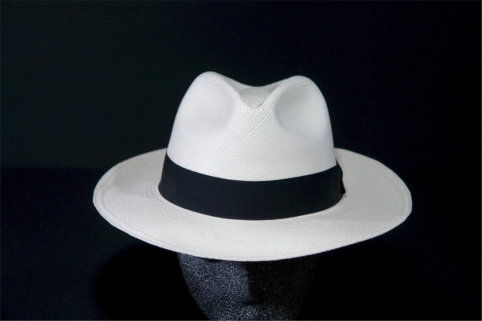 Мел показал шляпу. Белая шляпа Федора. Шляпа мужская. Белая шляпа мужская. Широкополая шляпа мужская.