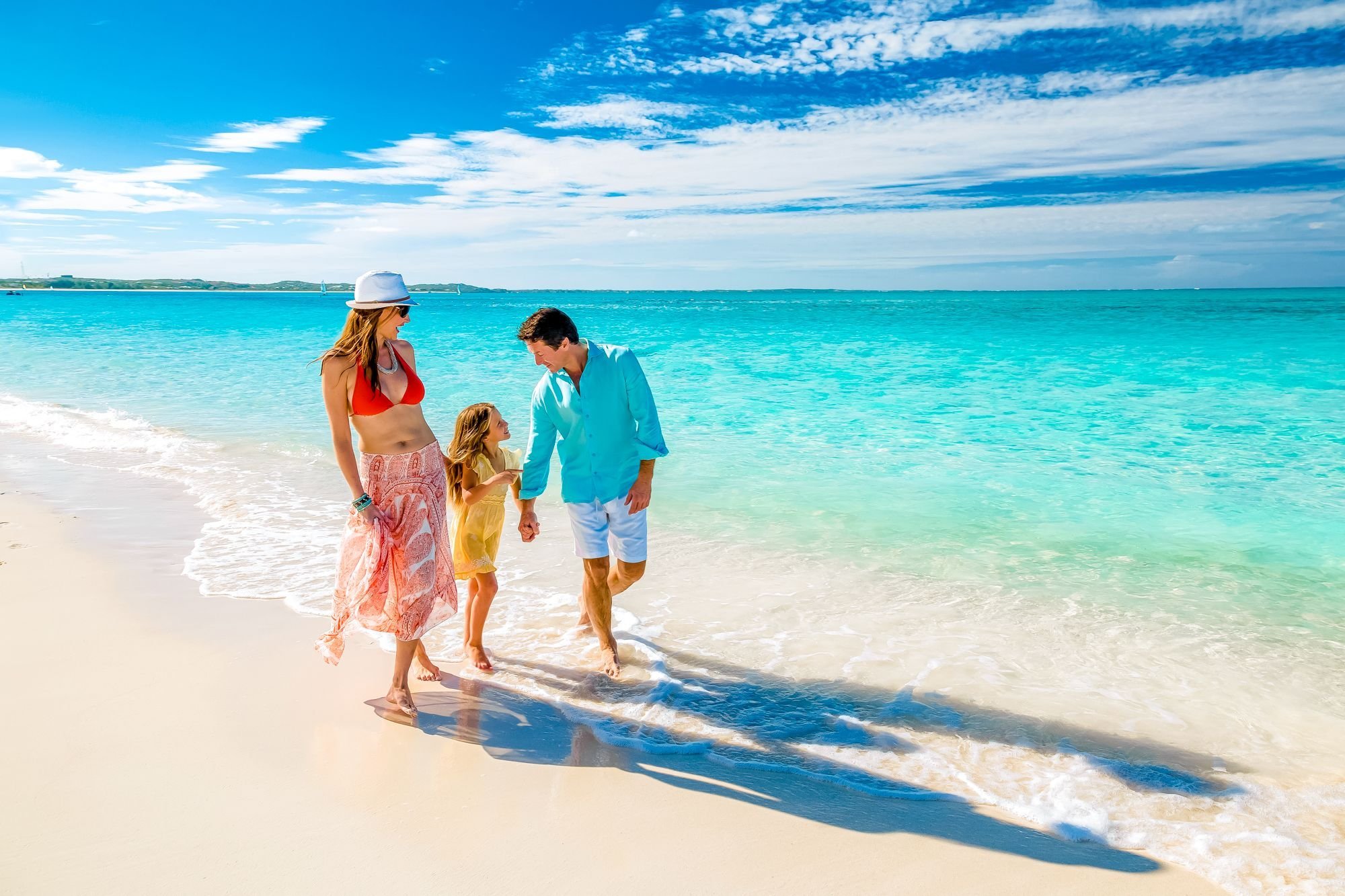 Где лучше отдохнуть с ребенком летом. Семья на море. Счастливая семья на море. Семья на Мальдивах. Семья на пляже.
