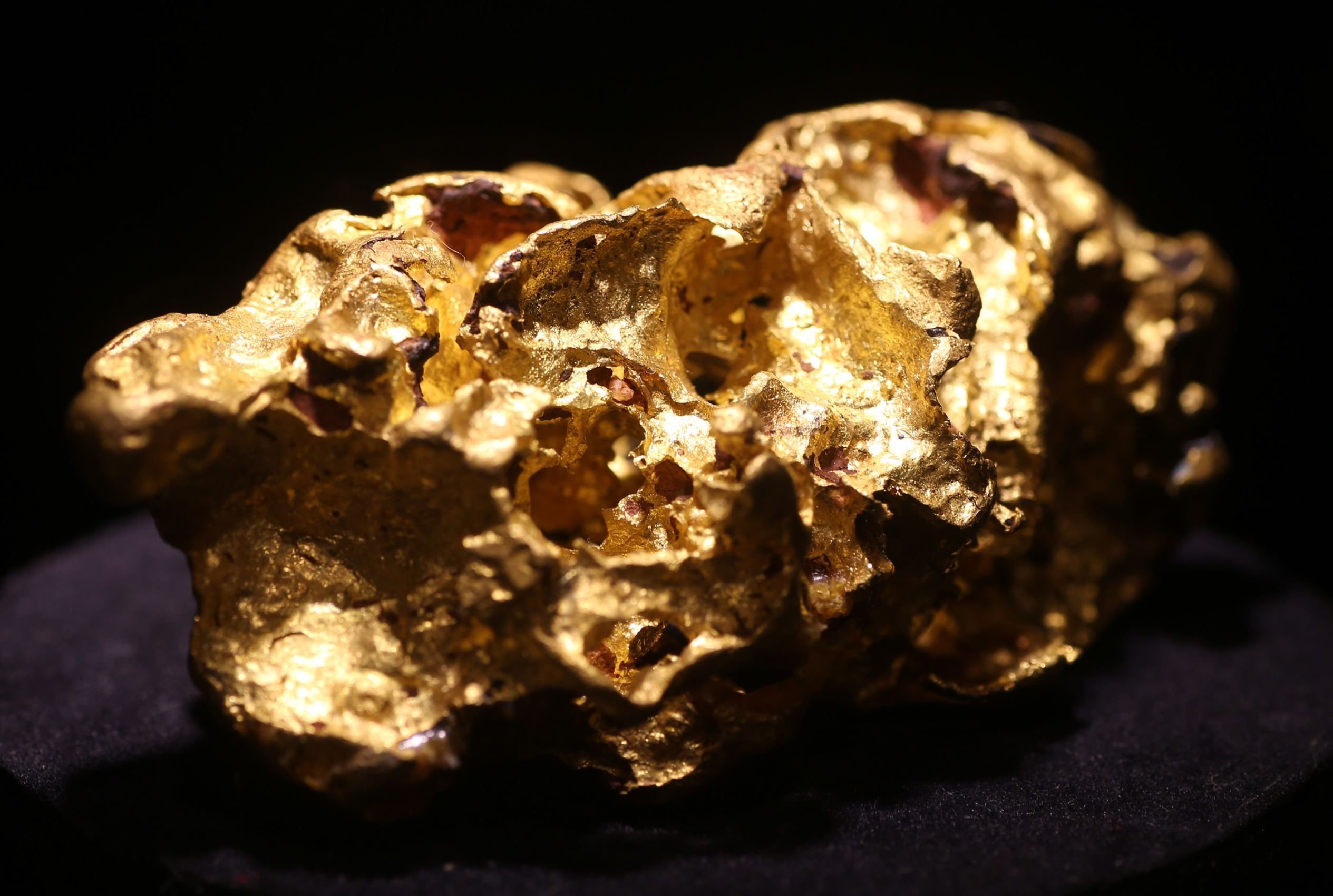 Металл это природный ресурс. Золотоносная руда Урала. Самородное золото минерал. Уральский медный самородок. Самородки меди золота серебра.
