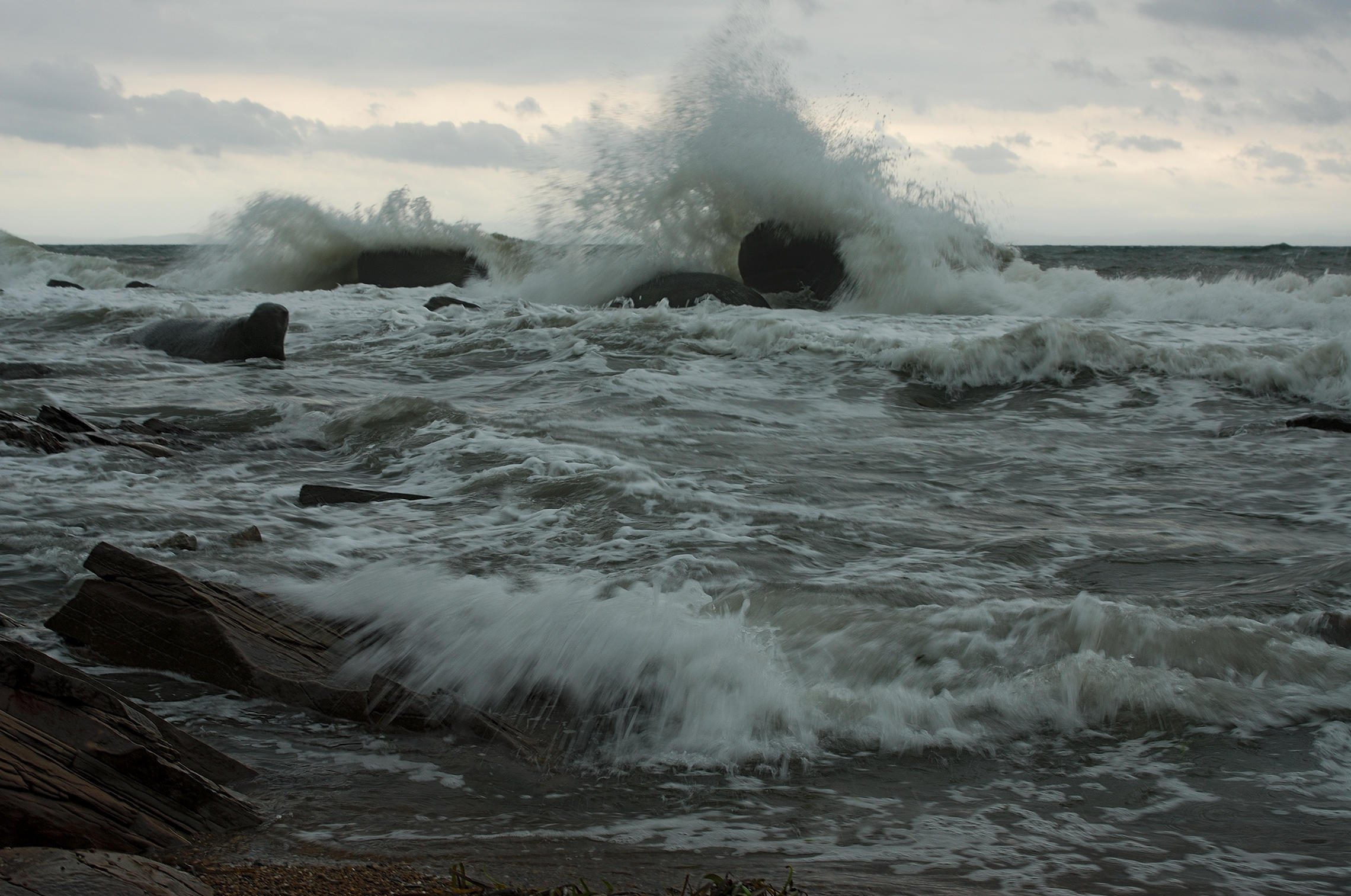 Несмотря на шторм. Шторм на финском заливе. Ботнический залив шторм. Финский залив волны. Шторм в бухте.