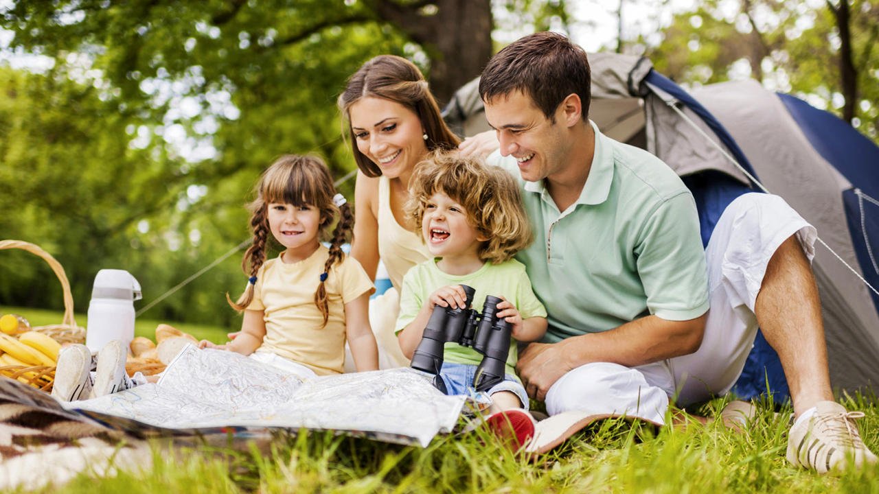 Семья отдыхает дома. Семья на природе. Счастливая семья на пикнике. Дети отдыхают на природе. Семейный пикник на природе.