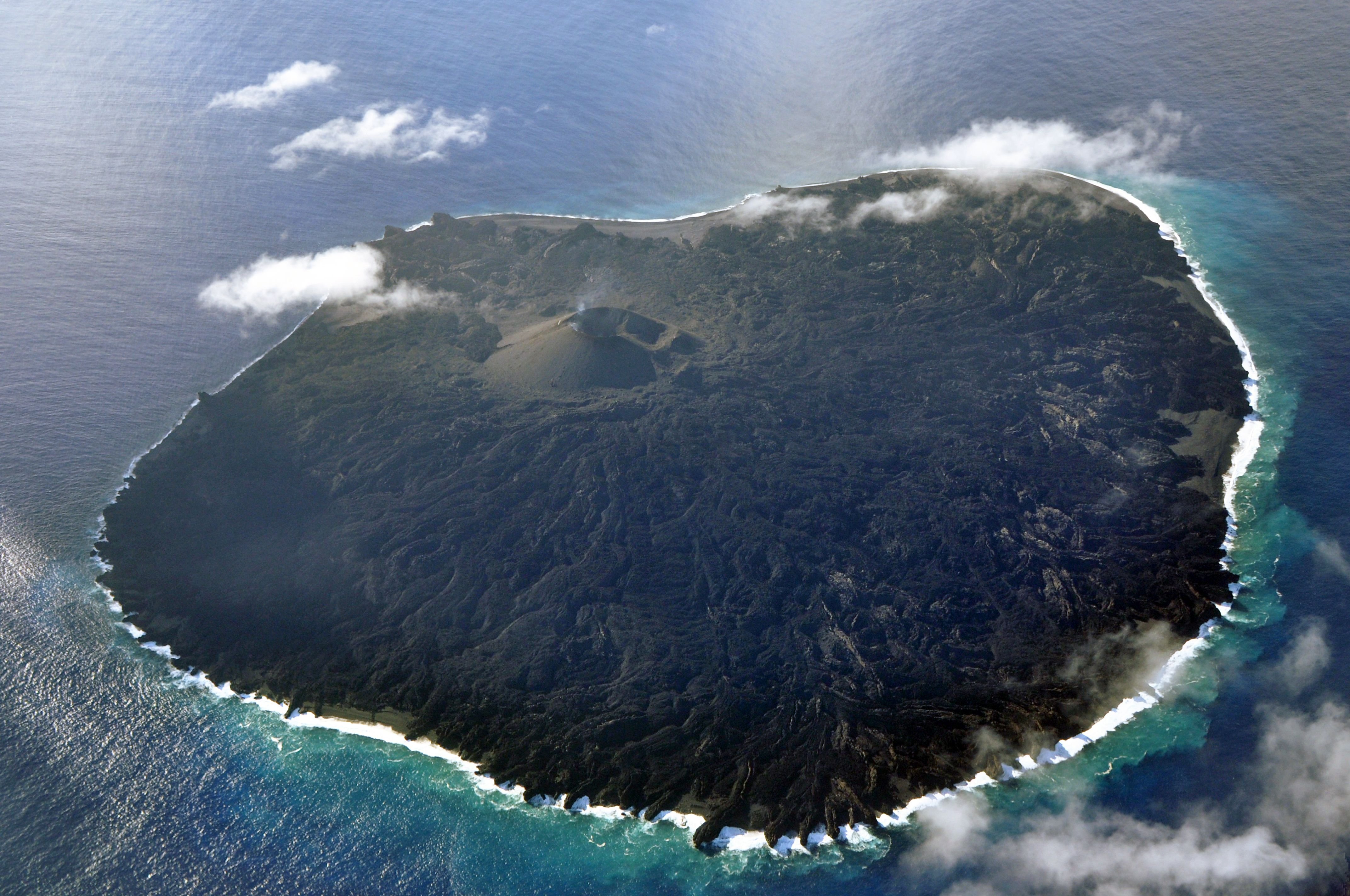 Канал тихого океана. Вулканический остров Нисиносима. Вулканические острова Тихого океана. Остров Миякедзима, Япония. Остров Нисиносима в тихом океане.