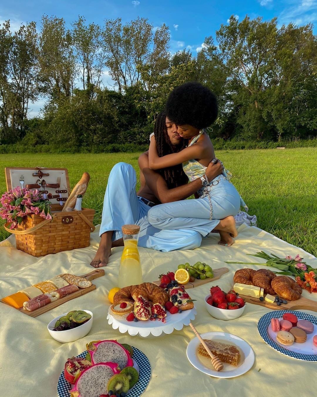 Пикник едет. Пикник на природе. Еда на пикник. Красивый пикник на природе. Летний пикник.