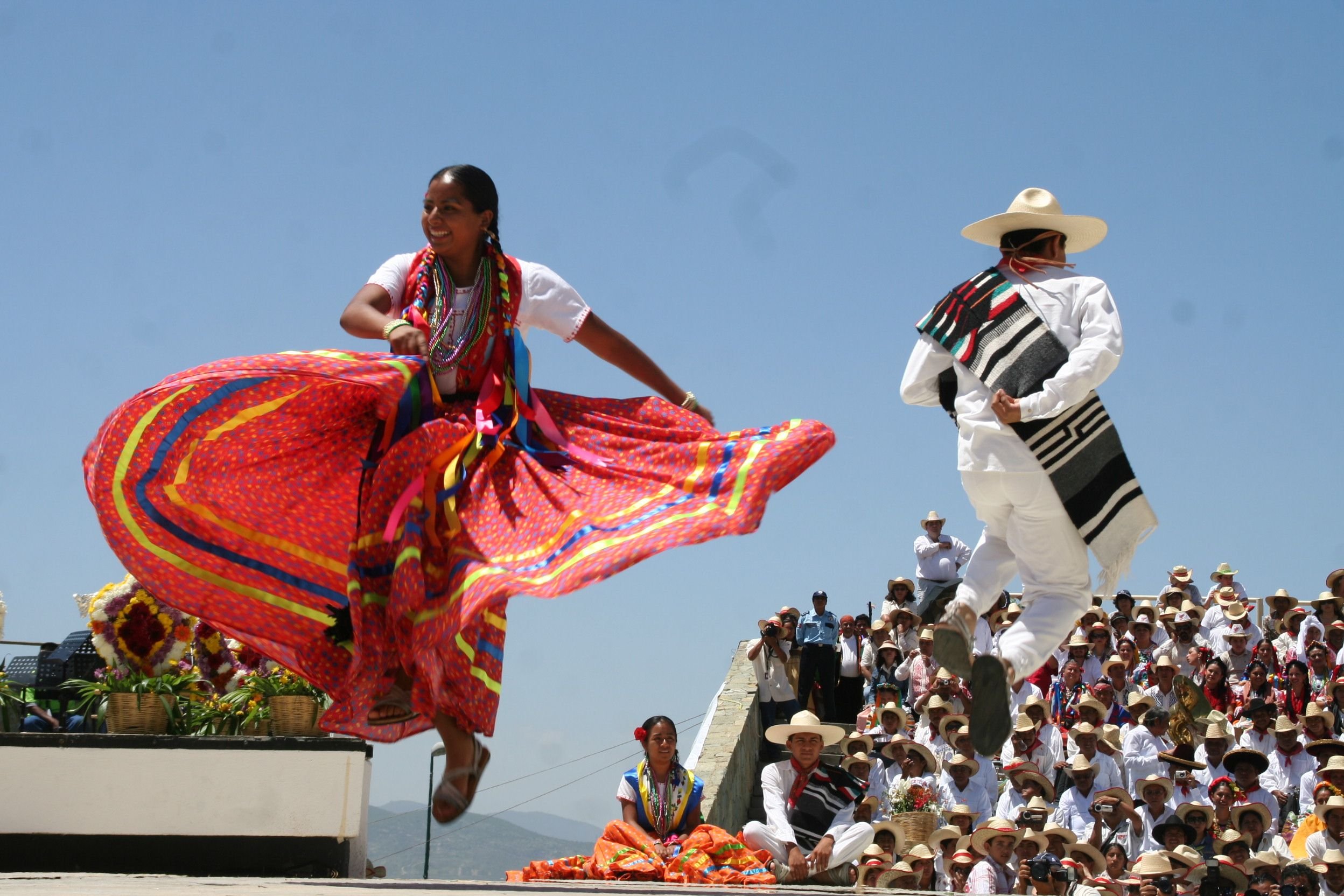 Народы населяющие мексику и их занятия. Оахака Мексика. Праздник Гелагеца в Мексике. Фестиваль-дель-Мехико Мехико. Мексиканский штат Оахака.