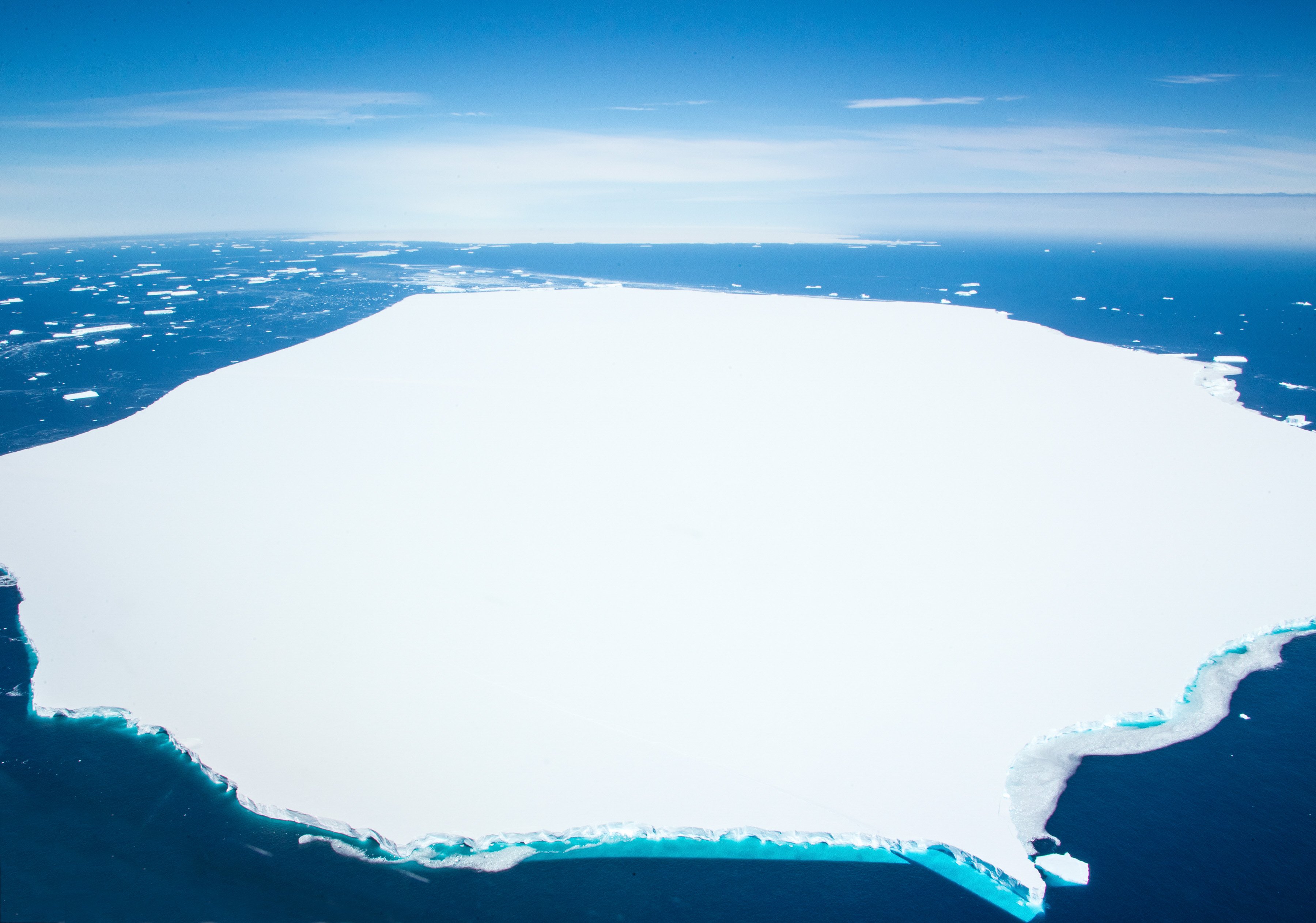 Море росса какой океан. Айсберг a-68. Самый большой Айсберг в мире откололся от Антарктиды. Откололся Айсберг в Антарктиде. Росса Антарктида.