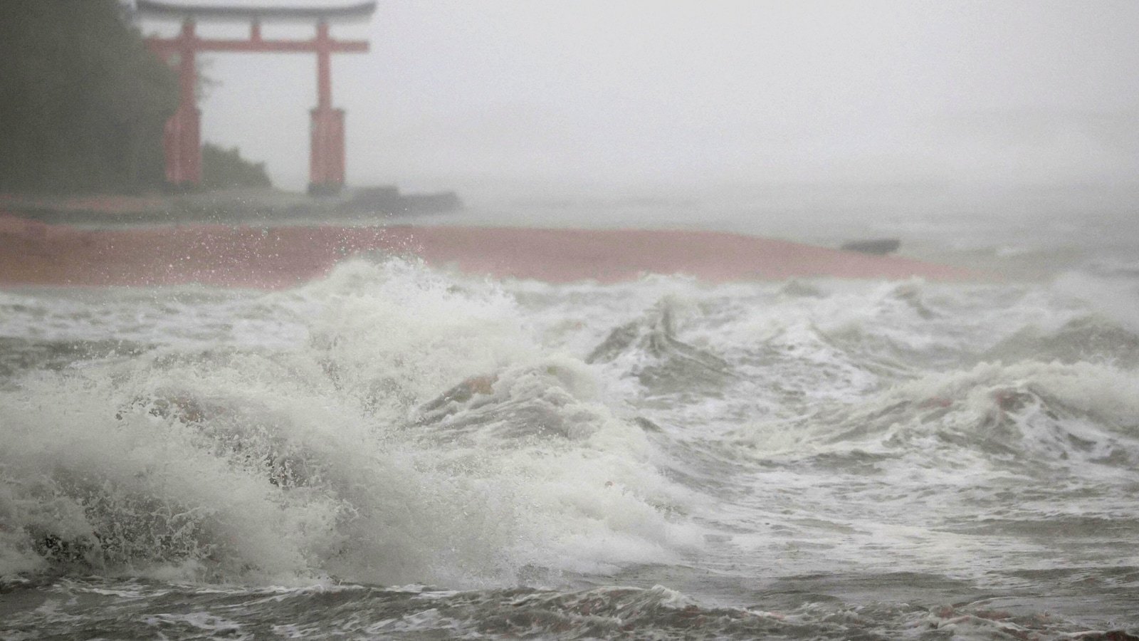 Тайфун в Пекине. Сильный шторм. Море шторм. Сильный шторм в океане. Тайфун шторм