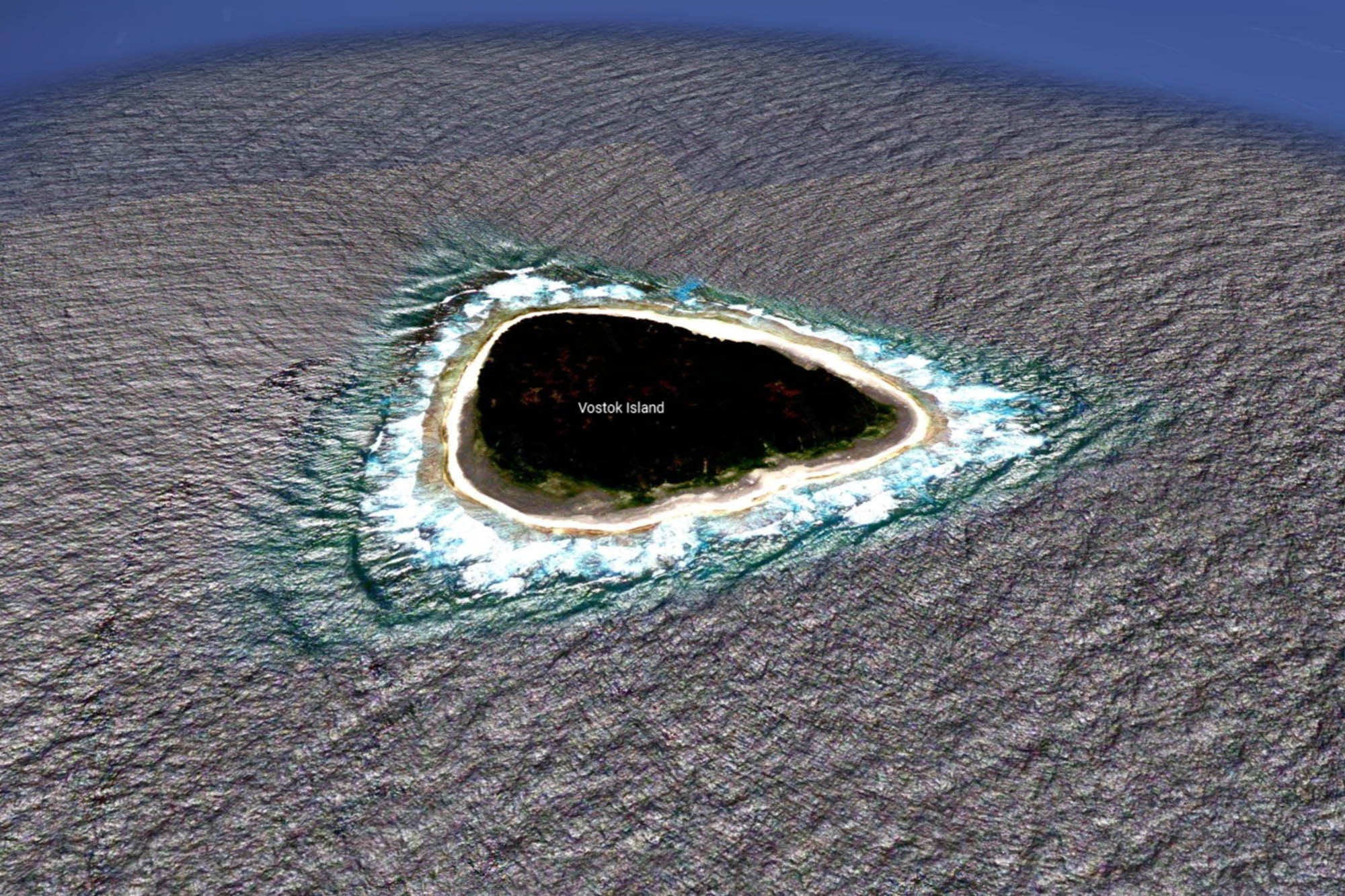 Огромная воронка посреди лондона. Vostok Island остров Восток. Черная дыра в тихом океане. Дыра в океане. Самые загадочные острова.