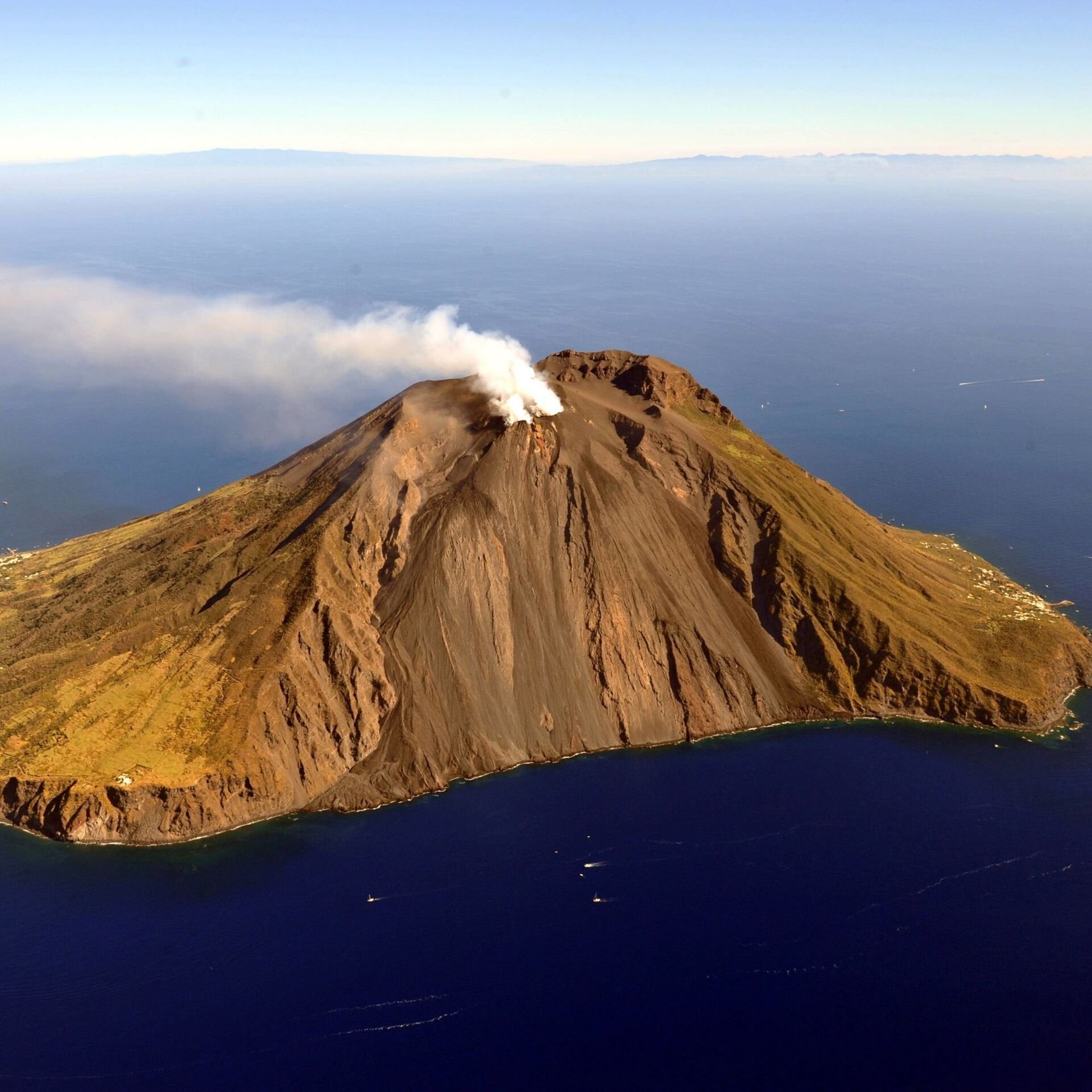 Volcano island. Остров вулкан Стромболи. Сицилия остров Стромболи. Вулкан Стромболи в Италии. Вулкан Уайт-Айленд.