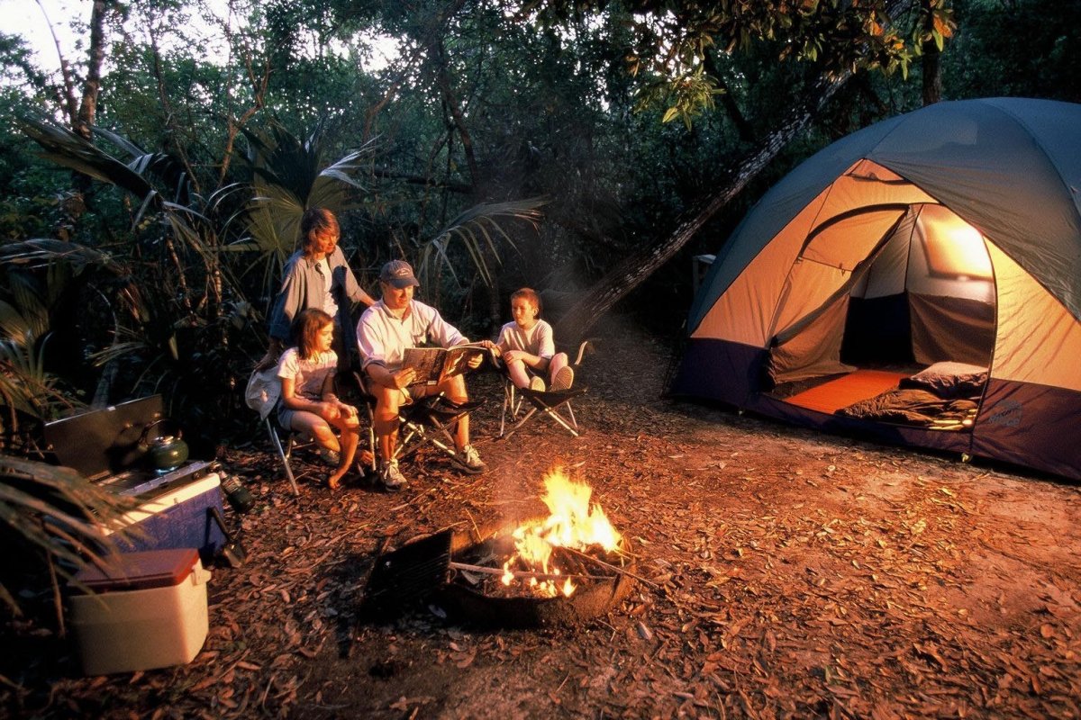 Look at the camp. Семейный кемпинг. Family Camping Night. Рассвет кемпинг. RV Camping.