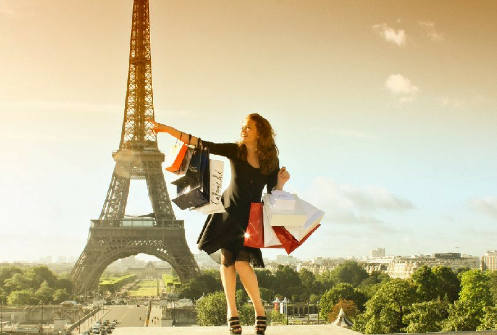 Туризм во Франции. Француженка на фоне Эйфелевой башни. Шоппинг в Париже. Путешествия. Париж. Скучаю по парижу